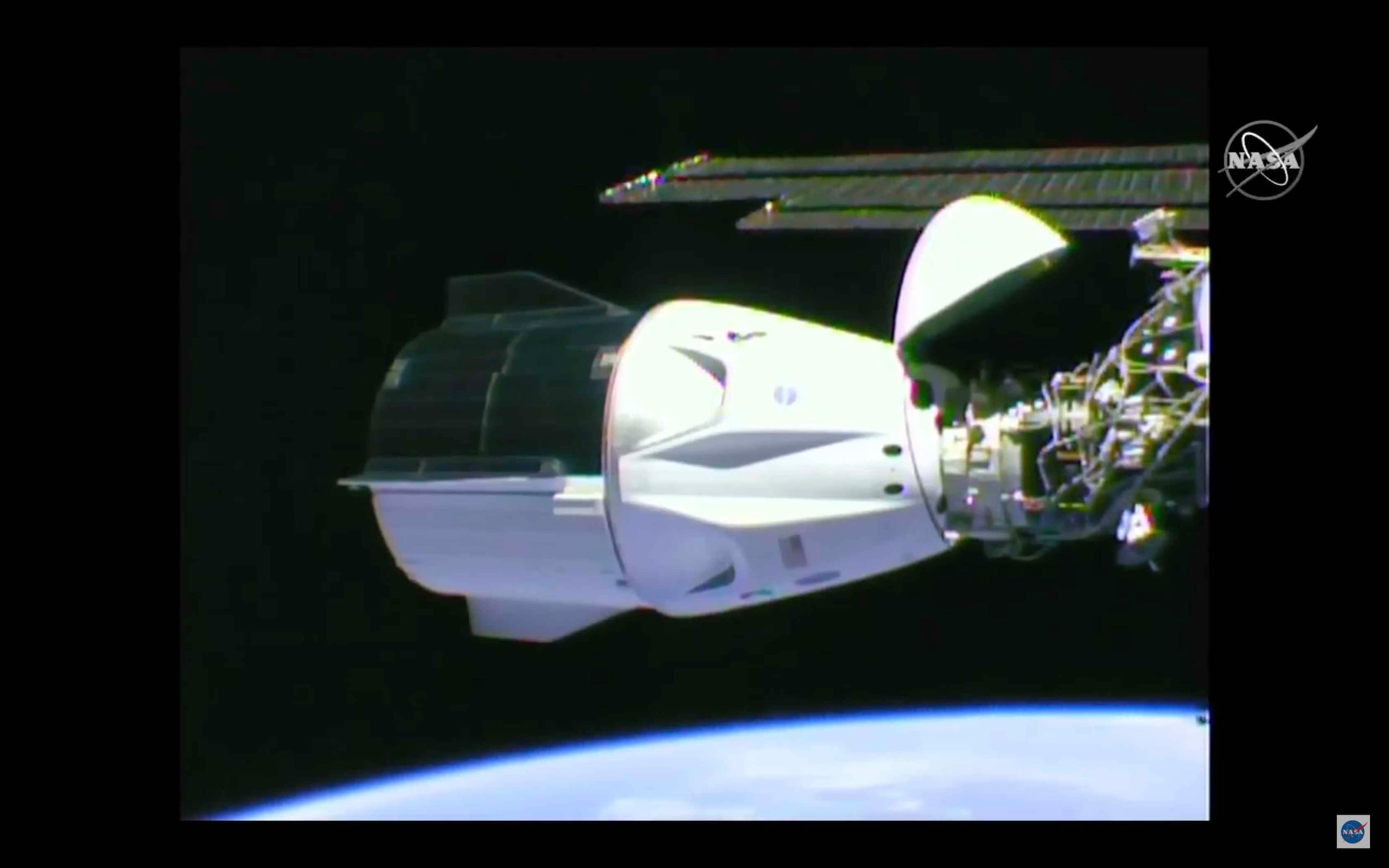 La cápsula Dragon de SpaceX se acopló con éxito a la Estación Espacial Internacional 19 horas después de haber despegado desde Florida.