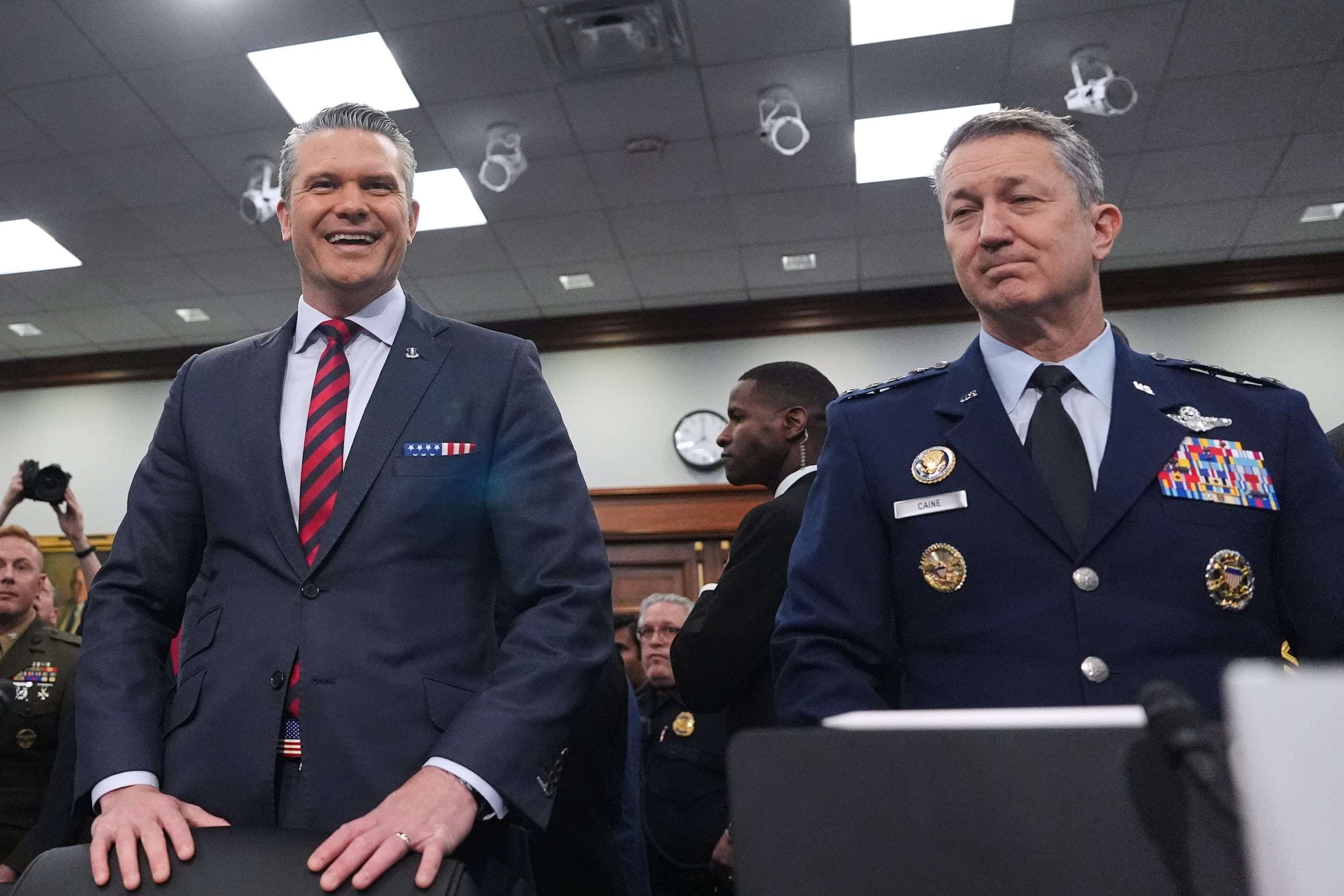 El secretario de Defensa, Pete Hegseth, ha estado haciendo gestiones en el Capitolio, incluso el lunes por la noche.