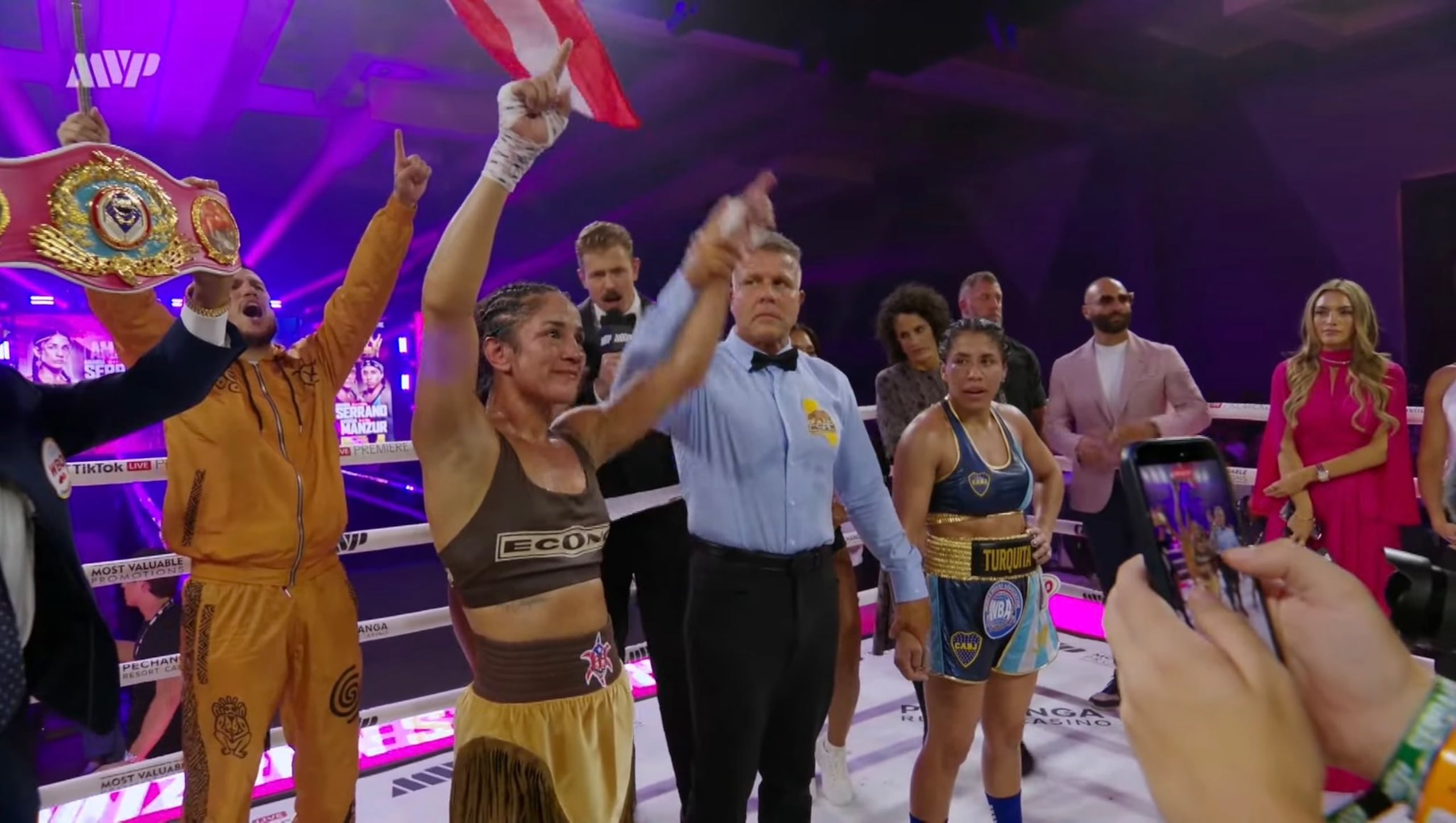 Amanda Serrano celebra su triunfo sobre la argentina Lucrecia Manzur.
