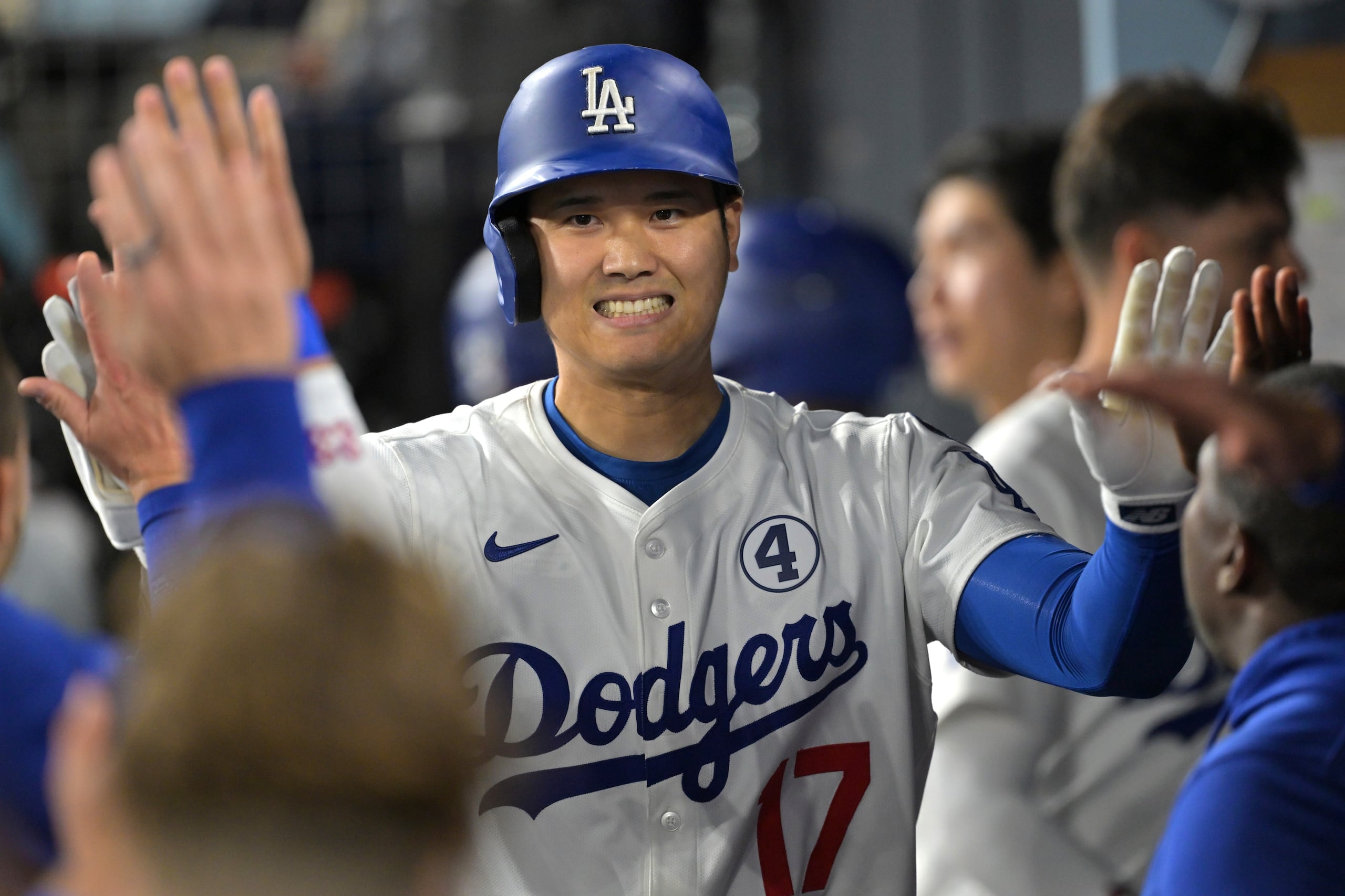 Shohei Ohtani, de los Dodgers de Los Ángeles, es felicitado en el dugout después de batear un cuadrangular solitario en la séptima entrada del juego de béisbol de Grandes Ligas contra los Mets de Nueva York, el lunes 2 de junio de 2025, en Los Ángeles. (AP Foto/Jayne Kamin-Oncea)