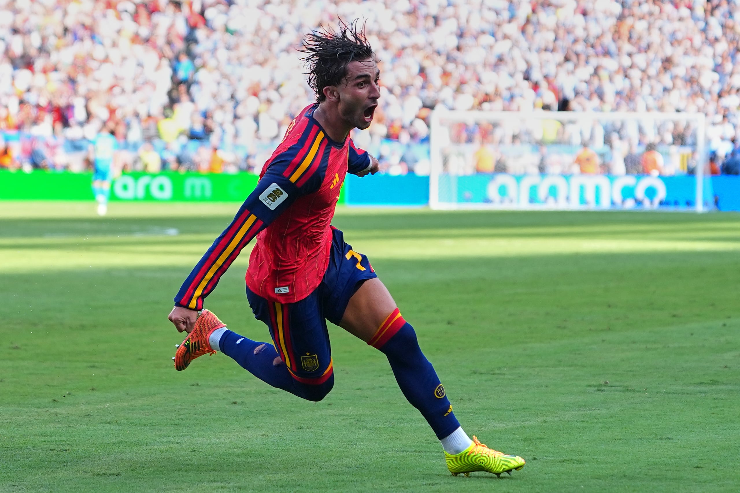 El español Ferran Torres celebra tras anotar en la final de la Copa Mundial ante Argentina.