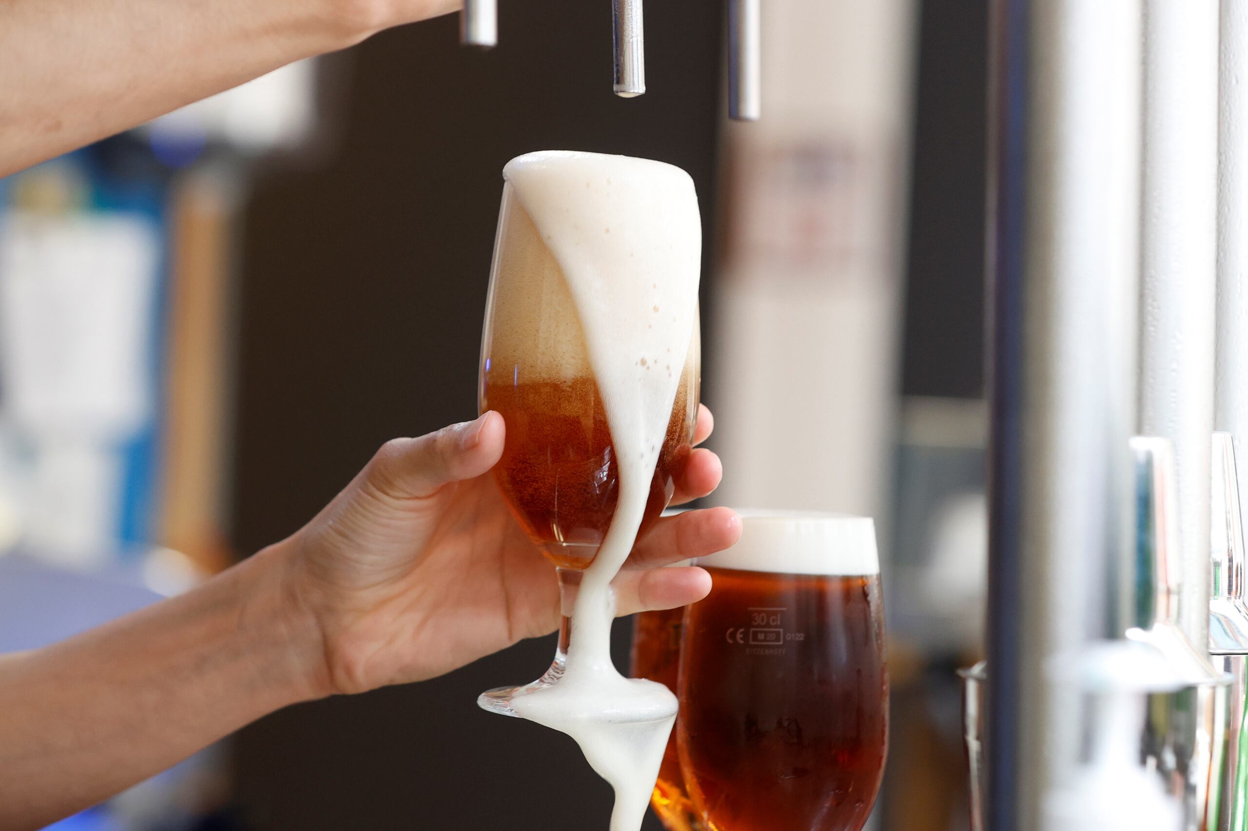 El portal WebMD indica que “beber grandes cantidades de cerveza con alcohol durante mucho tiempo puede provocar muchos problemas de salud graves, como dependencia y ciertos tipos de cáncer”.