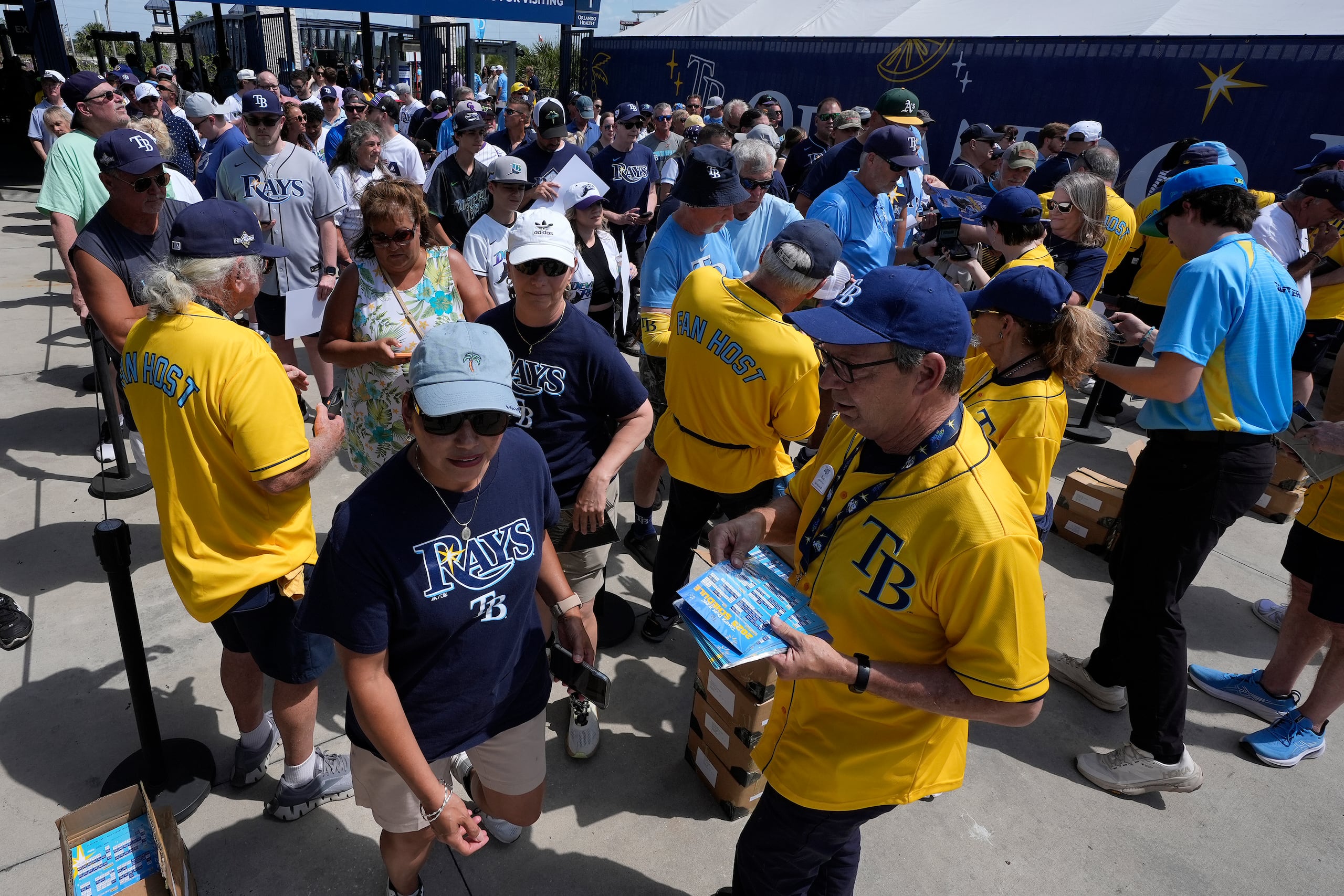 Fanáticos de los Rays de Tampa Bay ingresan al estadio Steinbrenner Field para el juego de los Rays contra los Rockies de Colorado, el viernes 28 de marzo de 2025, en Tampa, Florida. (AP Foto/Chris O'Meara)