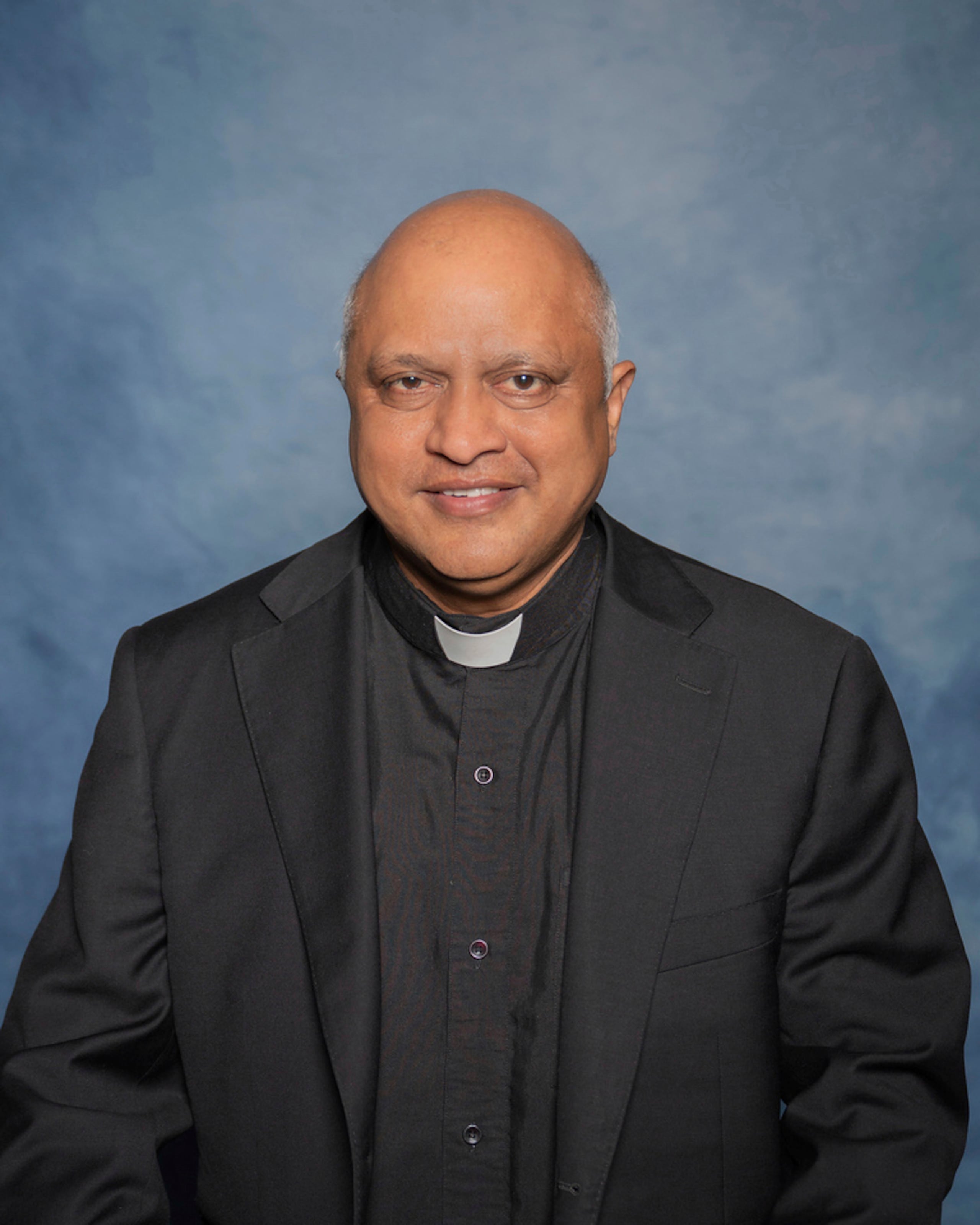 Esta fotografía sin fecha proporcionada por el periódico The Leaven muestra al padre Arul Carasala, sacerdote en la iglesia católica de los Santos Pedro y Pablo en Seneca, Kansas. Carasala fue baleado de muerte el jueves 3 de abril de 2025 en la rectoría del templo. (The Leaven vía AP)