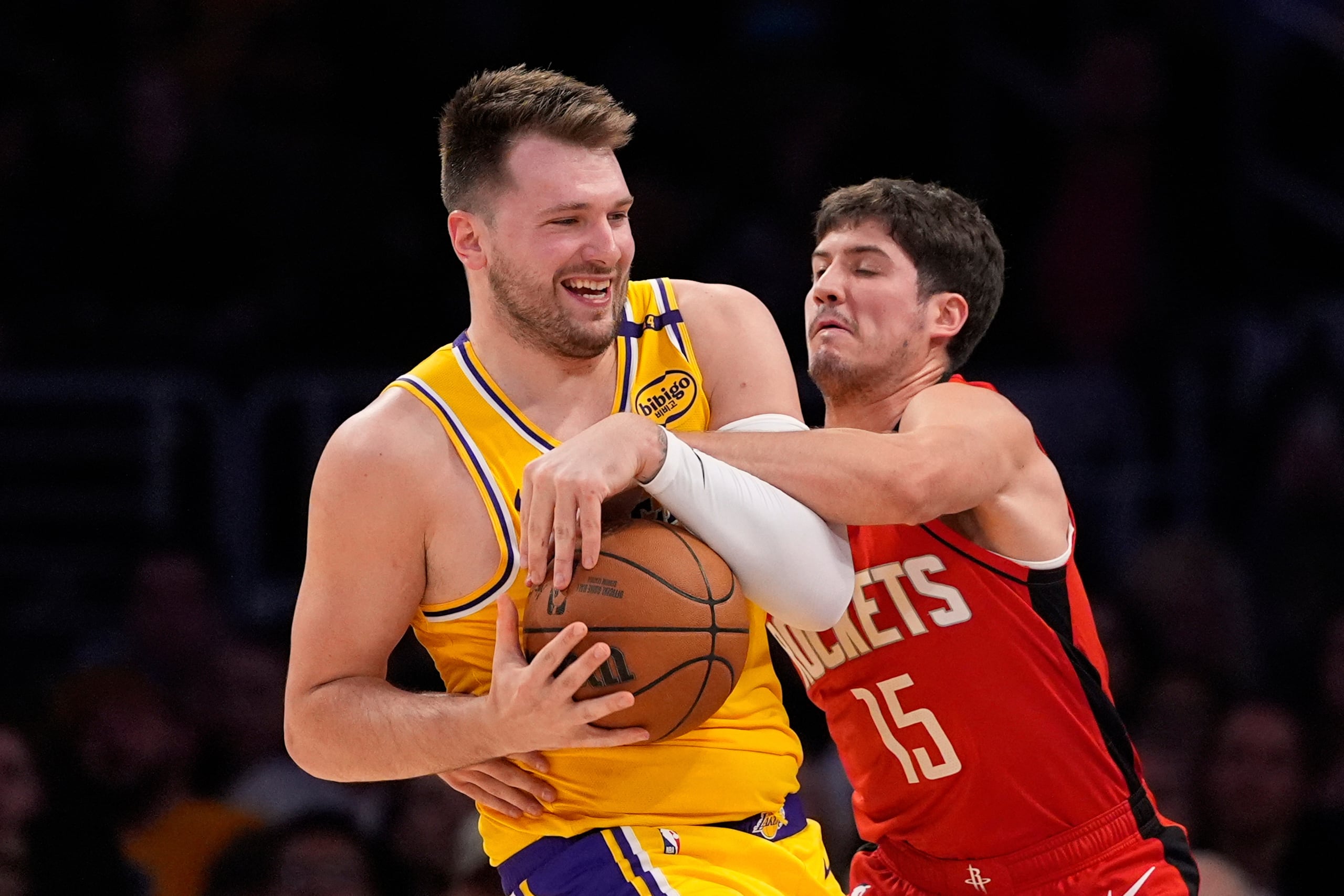 Reed Sheppard, de los Rockets de Houston, trata de quitarle el balón a Luka Doncic, de los Lakers de Los Ángeles.