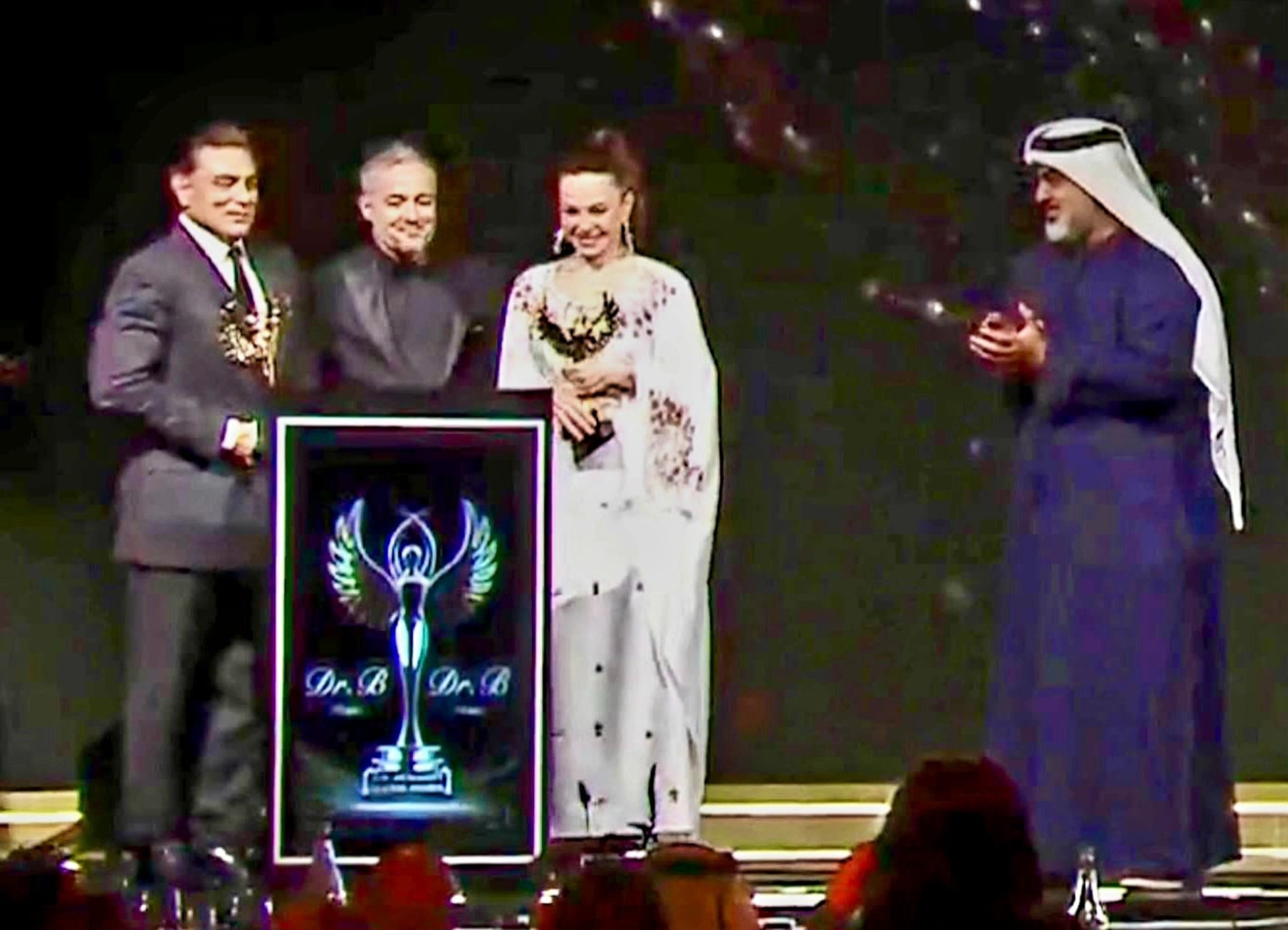 Desde la izquierda, Osvaldo Ríos, Dr. Basem Al Halabi, la actriz Coraima Torres (protagonista de la novela "Kassandra"), y el Dr. Khalifa Al Aleeli, director general de la oficina Sheikh Diyab Bin Sultan Bin Khalifa Bin Zayed Al Nahyan.