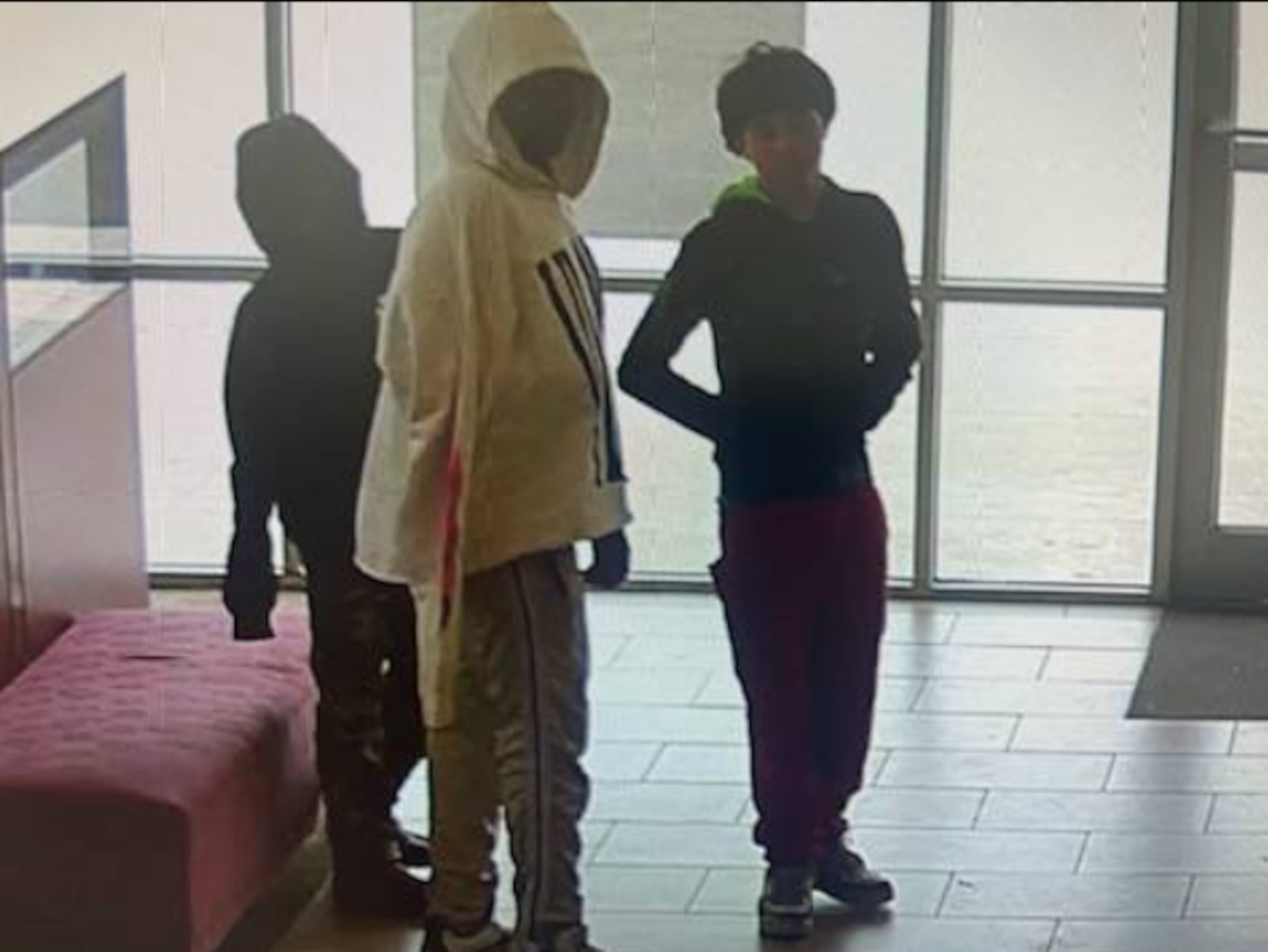 Los padres de dos de los chicos los identificaron después de que se publicaran sus fotos, mientras que un tercero fue reconocido por un policía tras una pelea.