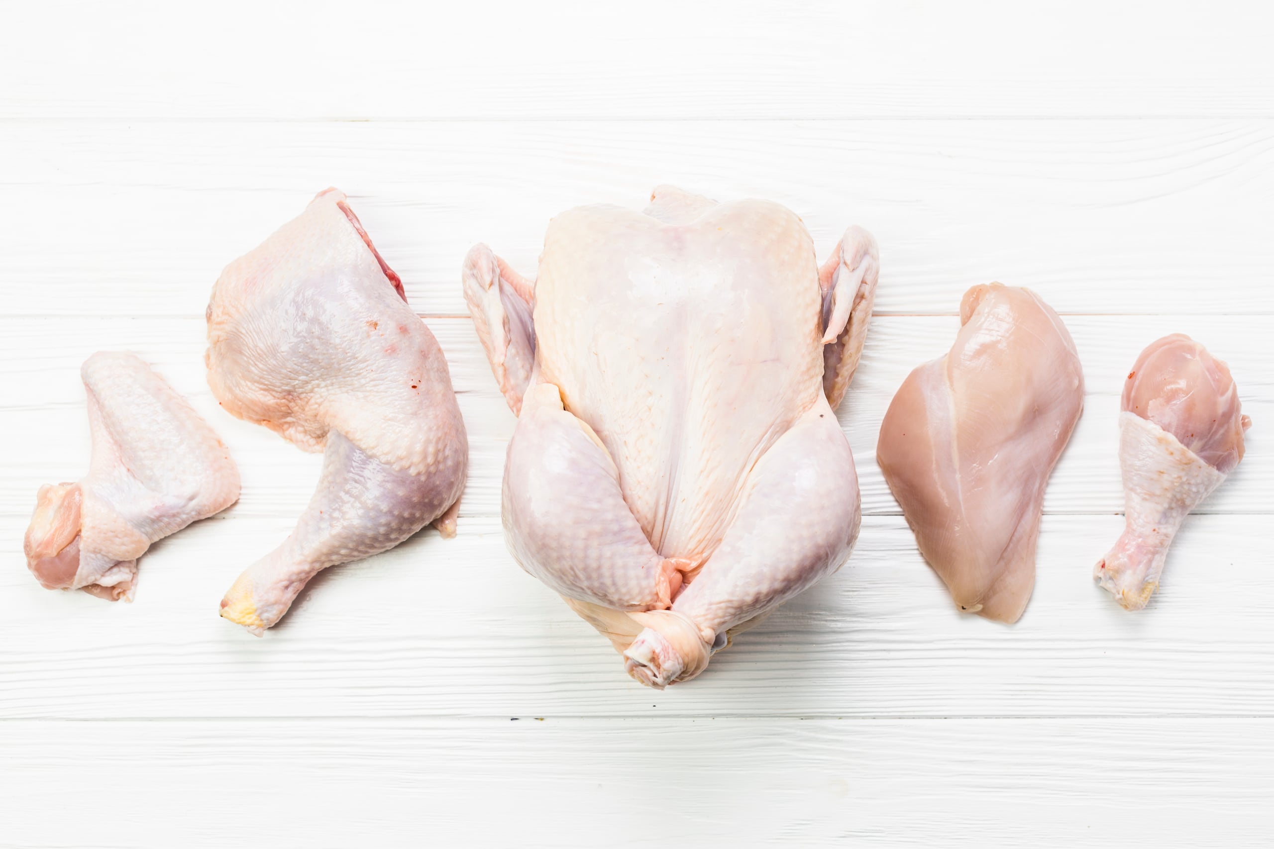 Algunas partes del pollo suelen desecharse, pero también puedes utilizarlos para darle sabor a tus caldos de pollo. (Freepik)