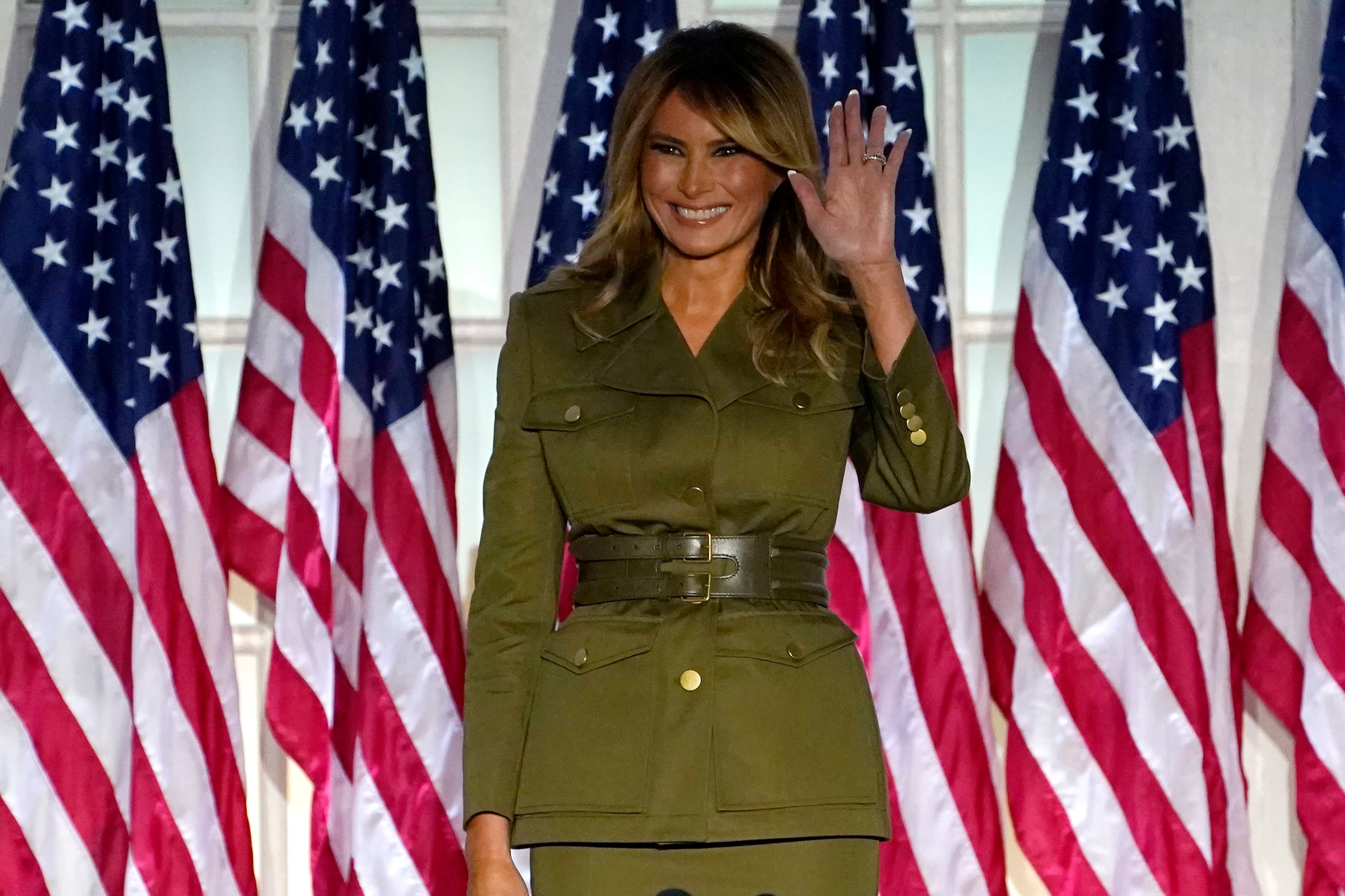 Melania Trump sorprendió tanto con su mensaje como con su vestimenta. (Foto: AP)