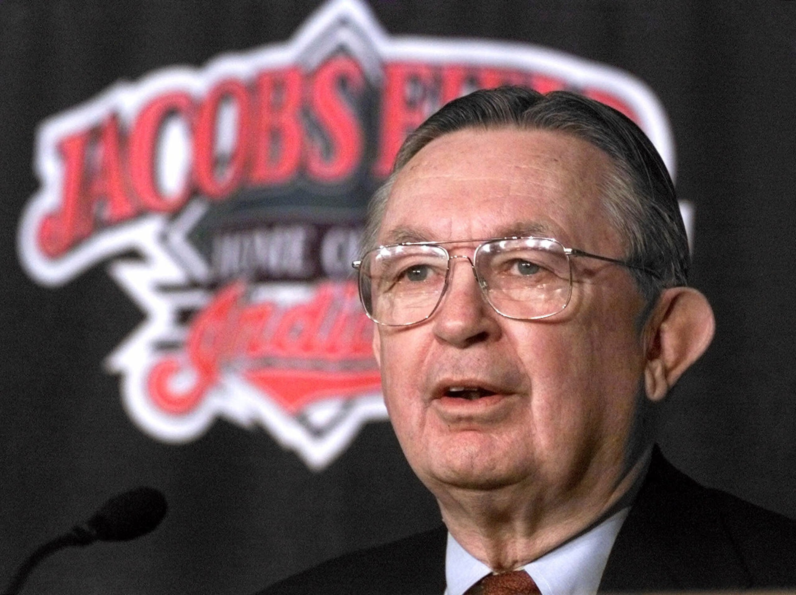ARCHIVO - El abogado Attorney Larry Dolan responde a preguntas durante una rueda de prensa en Cleveland tras alcanzar una acuerdo para adquirir a los entonces Indios de Cleveland, el 4 de noviembre de 1999. (AP Foto/Mark Duncan)