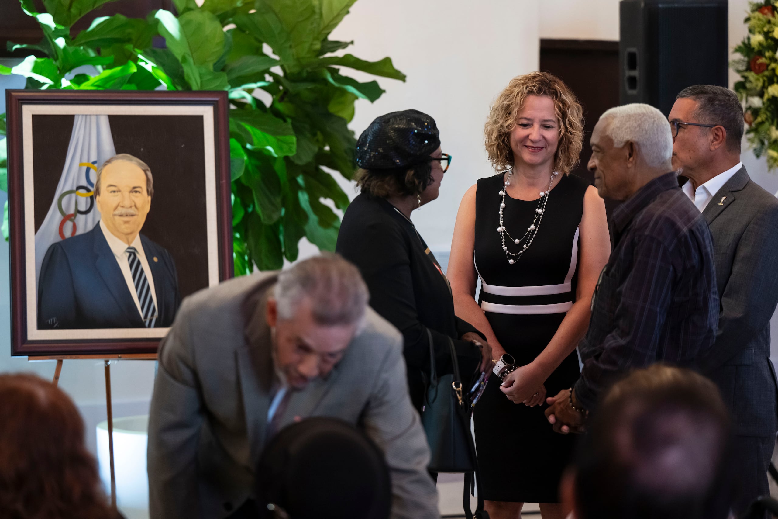 La presidenta del Copur, Sara Rosario Vélez, aparece en medio del explotero Santos Alomar, padre, y otras personas que acudieron a la Casa Olímpica para expresar sus respetos a la memoria del Lic. Osvaldo Gil Bosch.
Osvaldo Gil, Comité Olímpico de Puerto Rico, COPUR