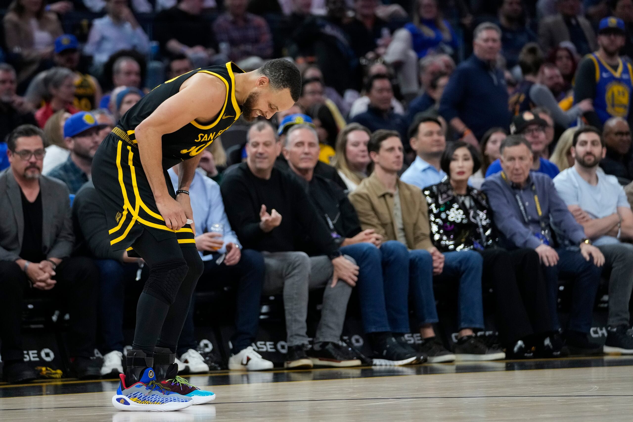 Stephen Curry sale cojeando de la cancha durante la segunda mitad del partido de baloncesto contra los Bulls, el pasado jueves.