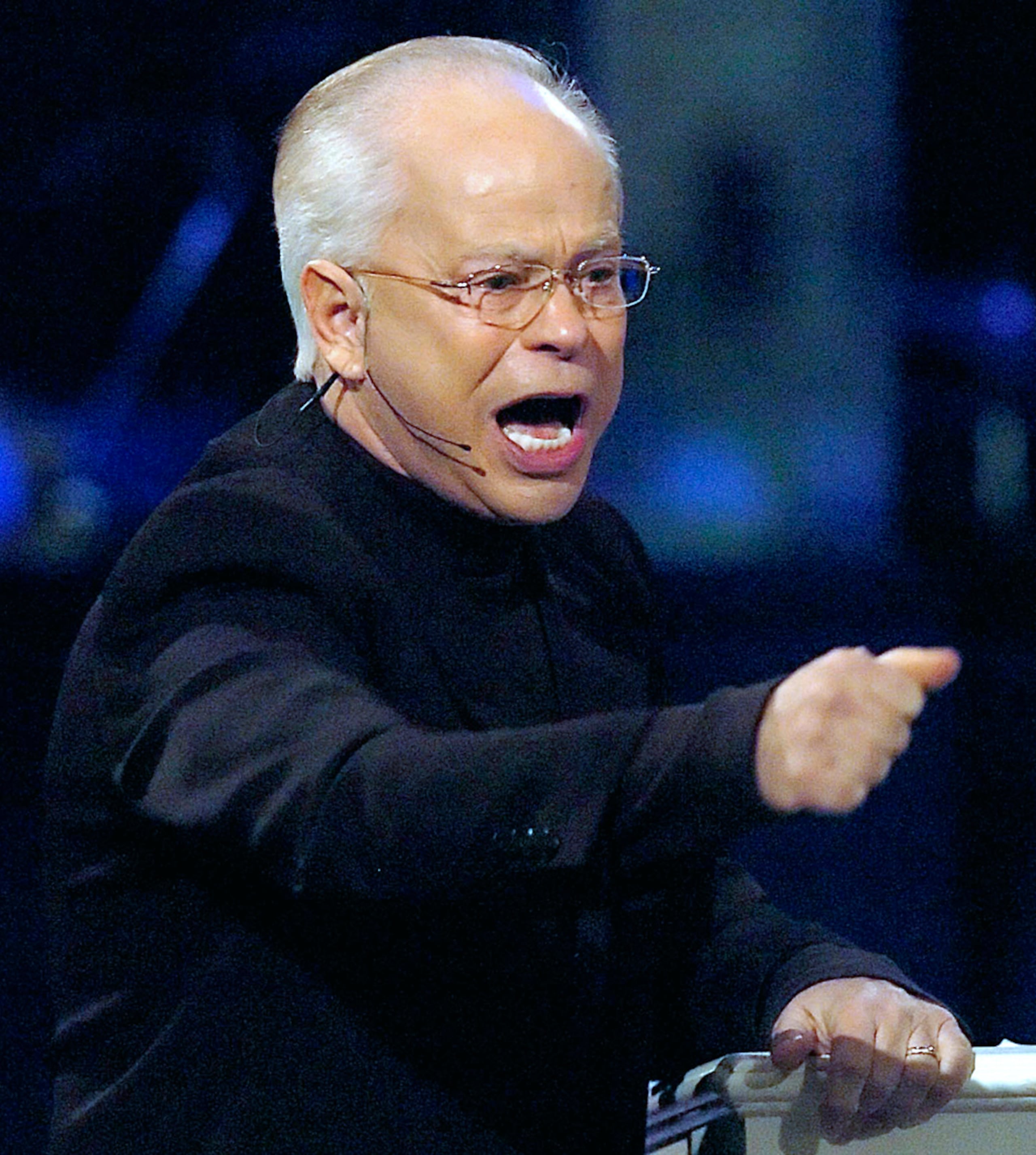 Jim Bakker, fundador del antiguo complejo turístico Heritage USA, ofrece su sermón durante la Conferencia de Año Nuevo de la iglesia MorningStar Fellowship, en Fort Mill, Carolina del Sur, el 30 de diciembre de 2005.