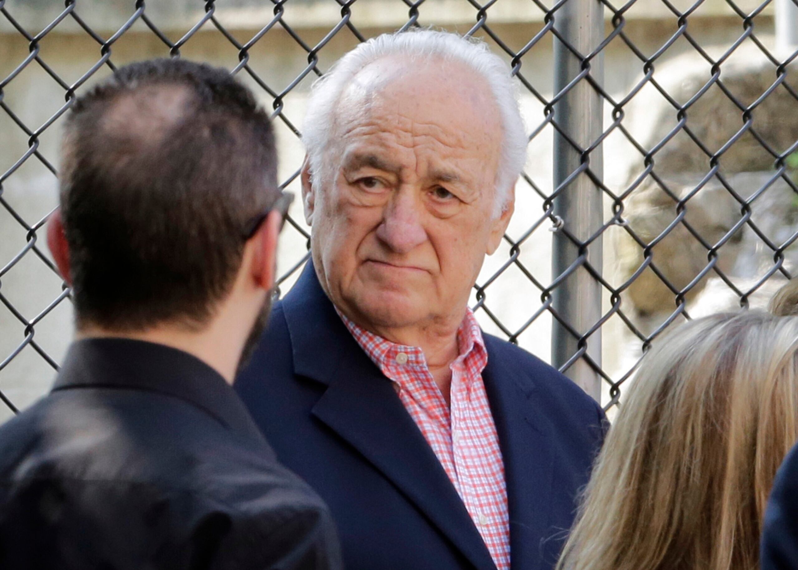 El actor Jerry Adler llega al funeral de James Gandolfini, estrella de "Los Soprano", en la Catedral de San Juan el Divino de Nueva York, el jueves 27 de junio de 2013. (AP Foto/Richard Drew, archivo)