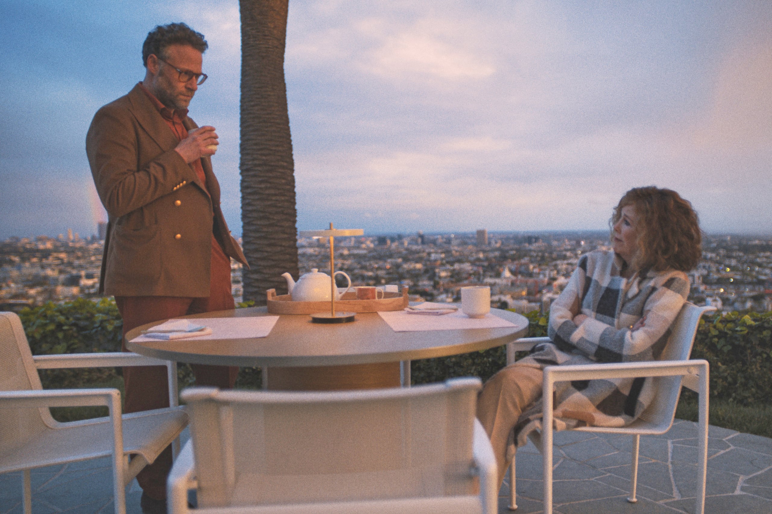 Seth Rogen, a la izquierda, y Catherine O'Hara en una escena de "The Studio"