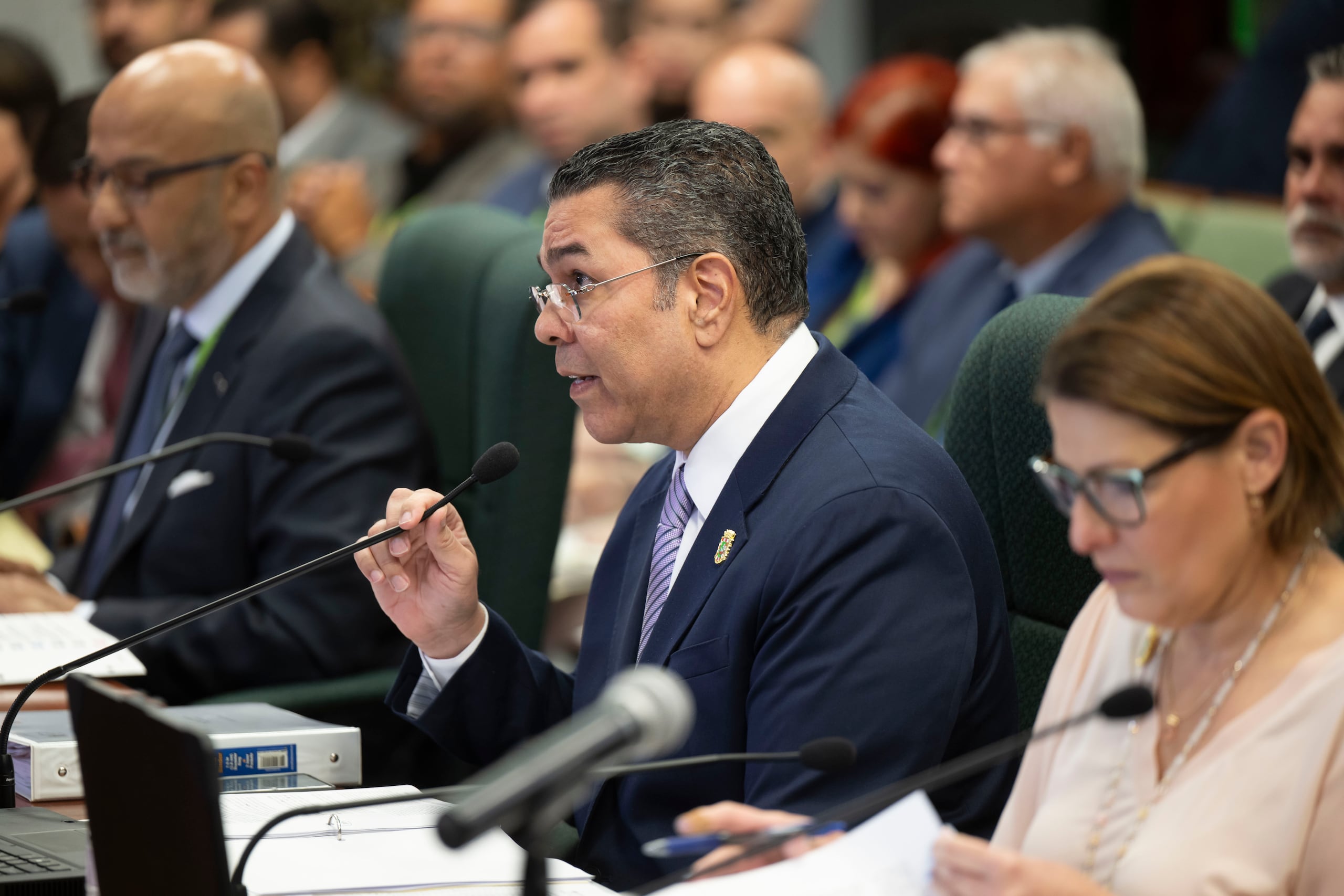 Los deponentes de la vista fueron (de izquierda a derecha): el presidente de LUMA Energy, Juan Saca; el director ejecutivo de las P3 y “Zar de Energía”, Josué Colón; y la directora ejecutiva de la AEE, Mary Carmen Zapata.