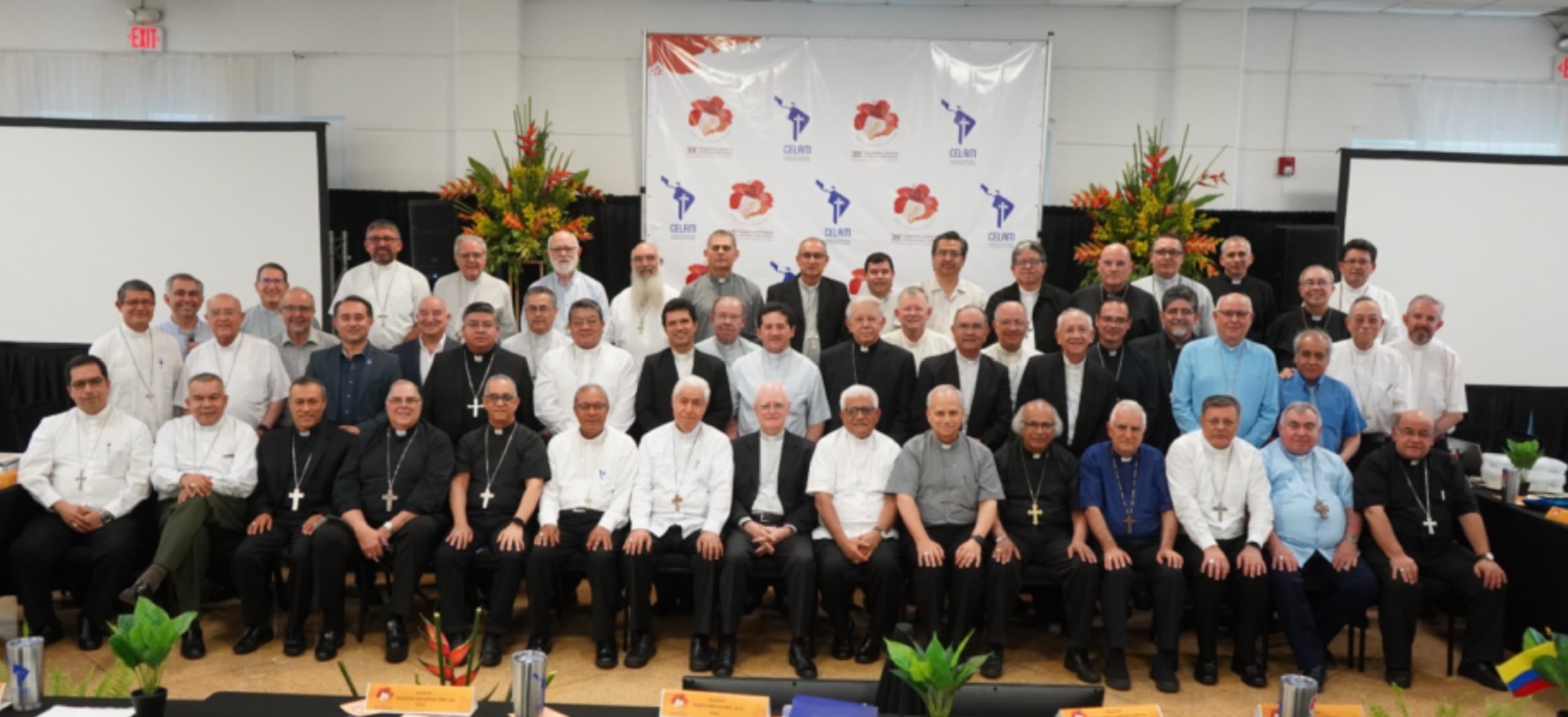 En camisa gris en primera fila, el recién nombrado papa León XIV durante su visita a Puerto Rico para participar de la Asamblea General Ordinaria del Consejo Episcopal de América Latina y el Caribe (Celam).