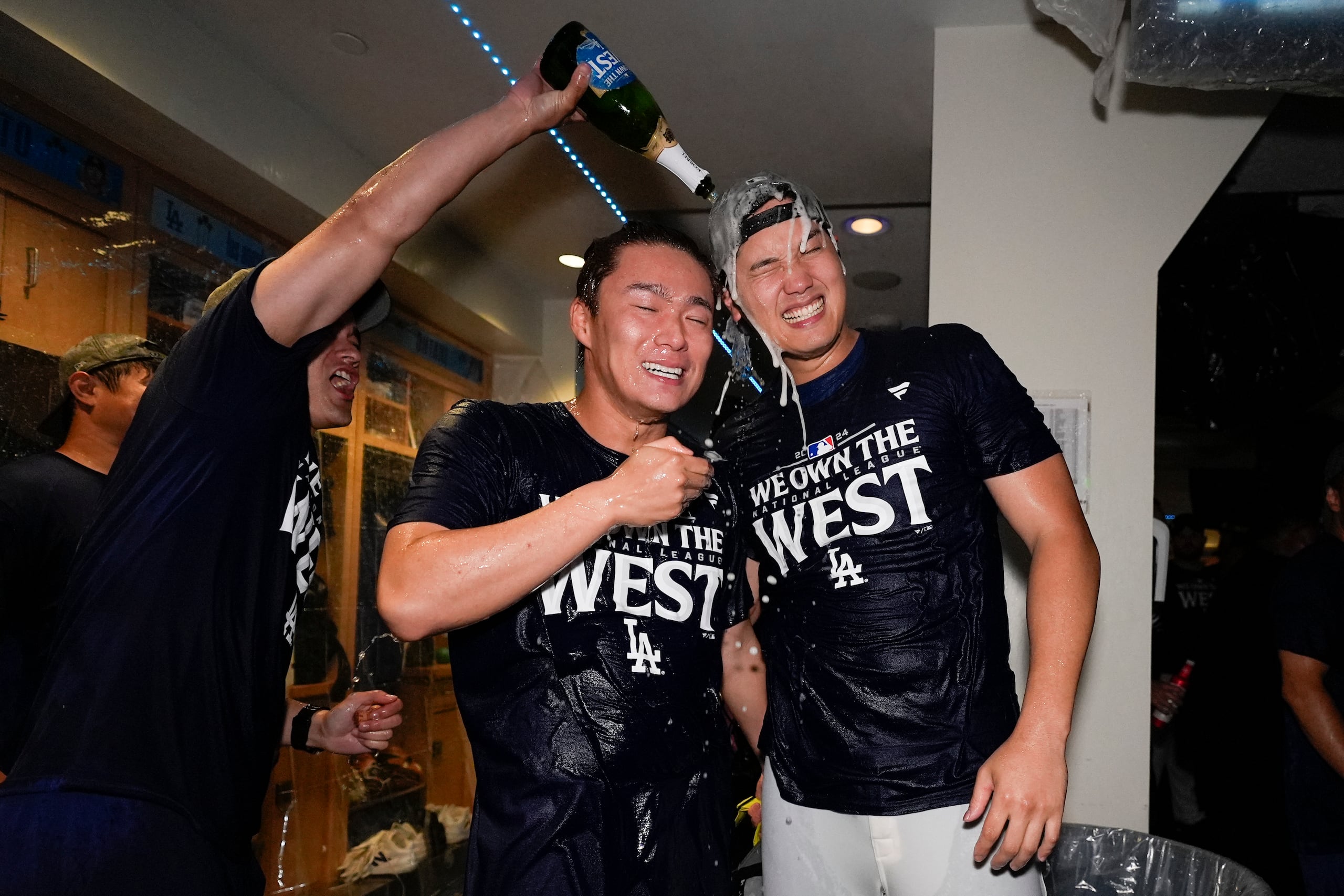 En la foto, Yoshinobu Yamamoto (izquierda) y Shohei Ohtani celebrando la conquista de la División Oeste de la Liga Nacional.