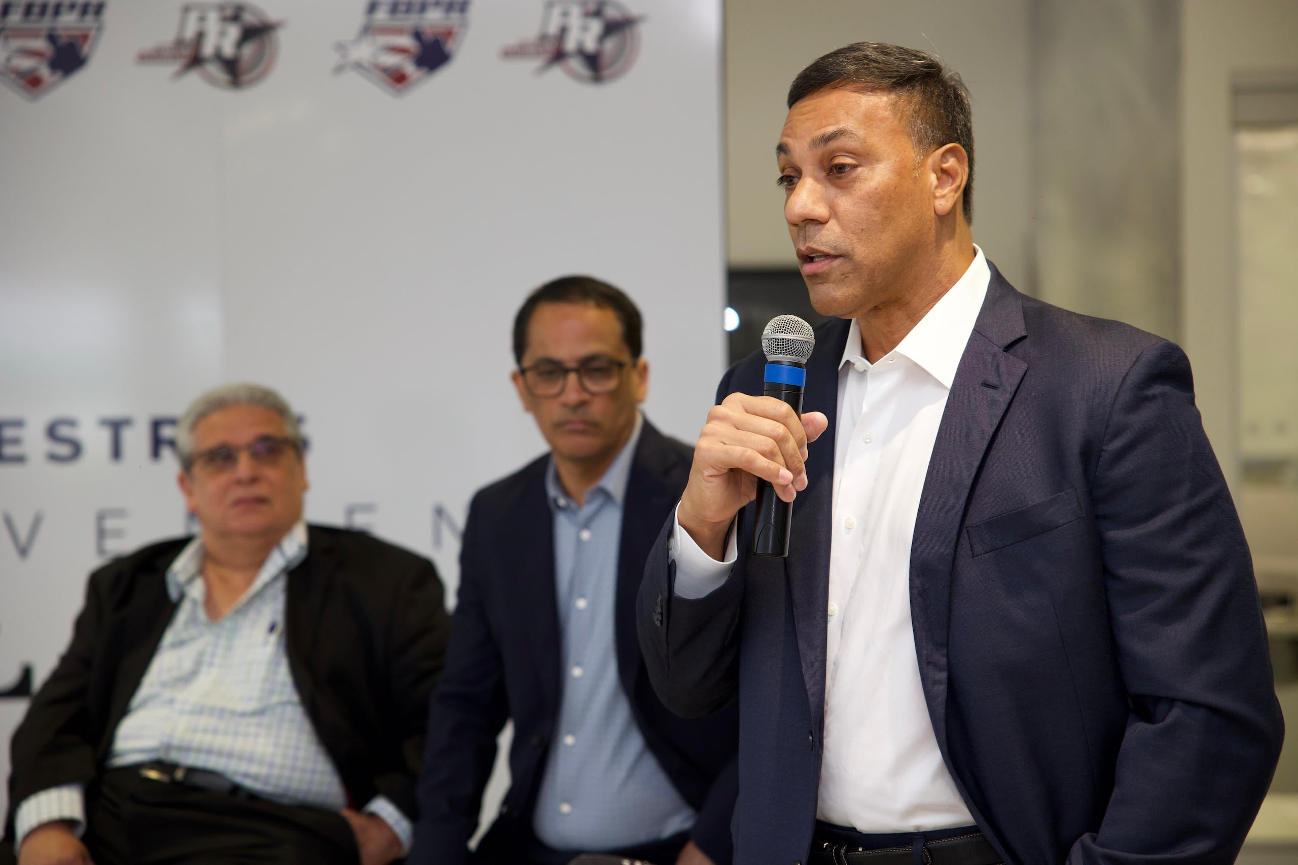 Juan "Igor" González durante una conferencia de prensa de la Federación de Béisbol de Puerto Rico, realizada en un concesionario de autos en la avenida John F. Kennedy en San Juan.