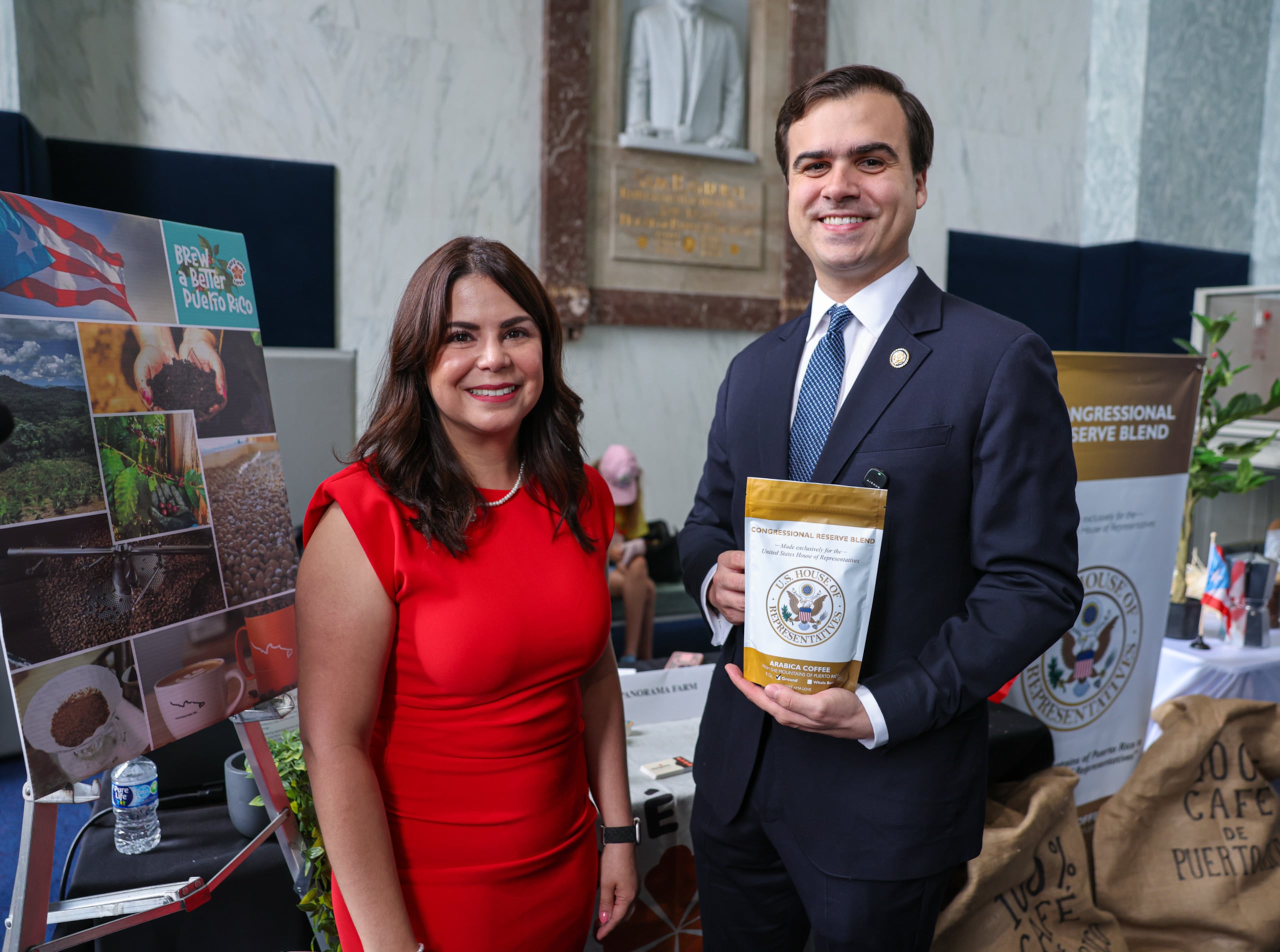 El comisionado Pablo José Hernández junto a Angelique Sina, fundadora de Panorama Farm, que lanzó el café "Congressional Reserve Blend" que ahora se vende en la Cámara de Representantes de Estados Unidos. Suministrada