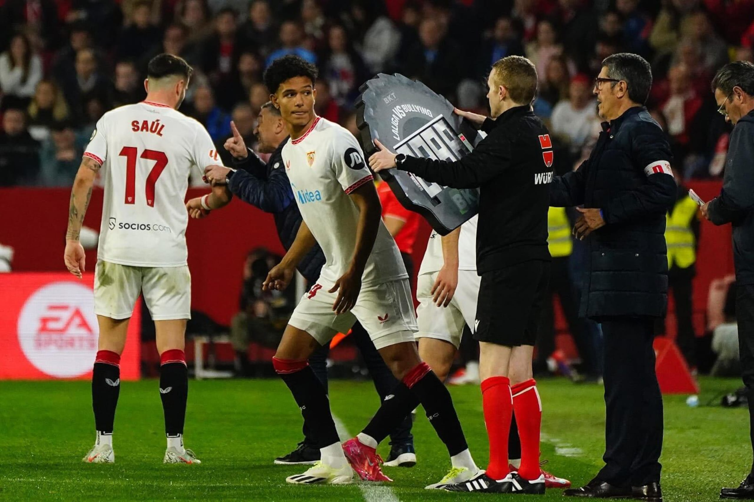 Leandro Antonetti aparece aquí justo antes de iniciar su corrido hacia el campo para realiza su debut en La Liga de España con el Sevilla FC.