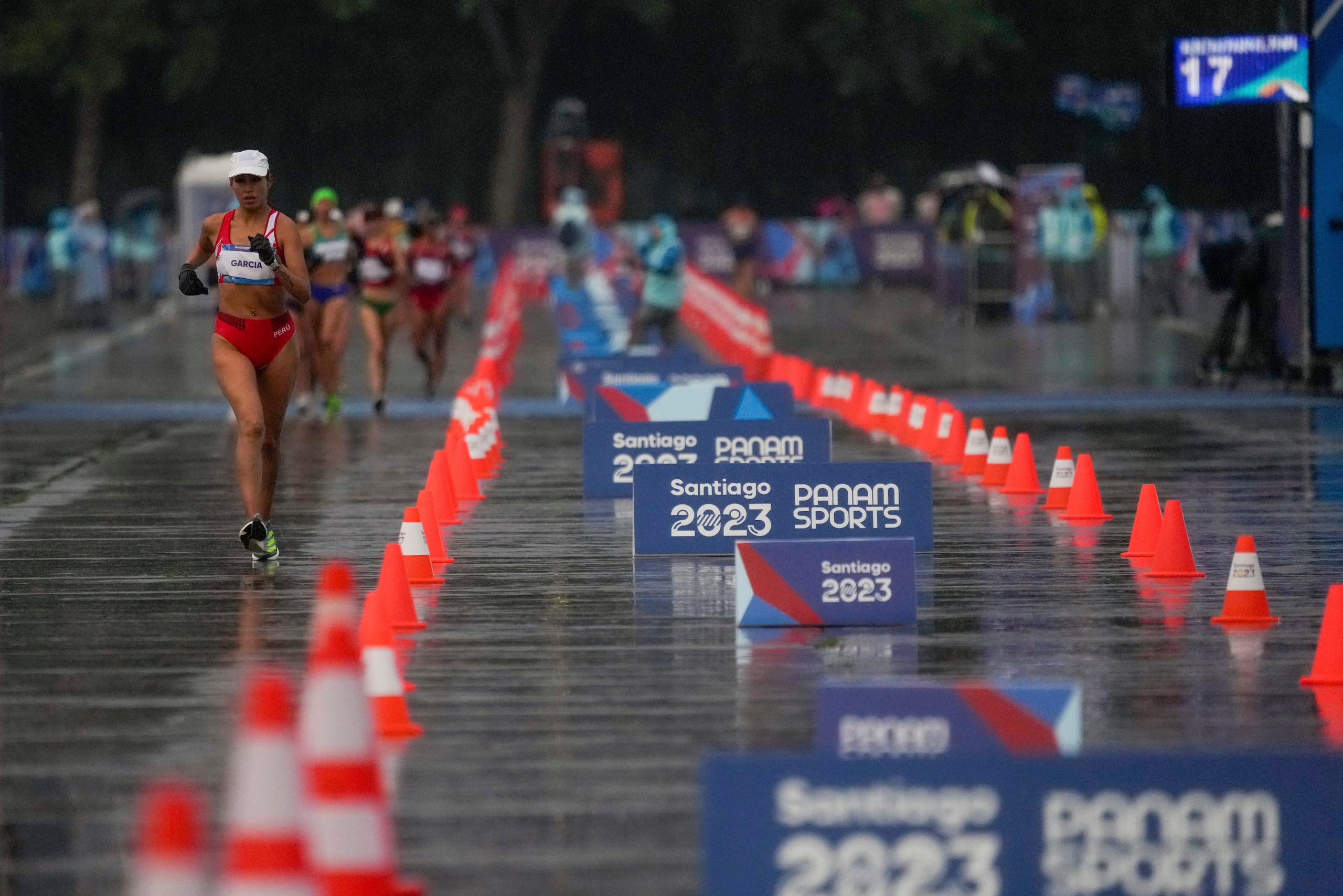 La peruana Kimberly García compite en la marcha de 20 kilómetros de los Juegos Panamericanos en Santiago, Chile, el domingo 29 de octubre de 2023.