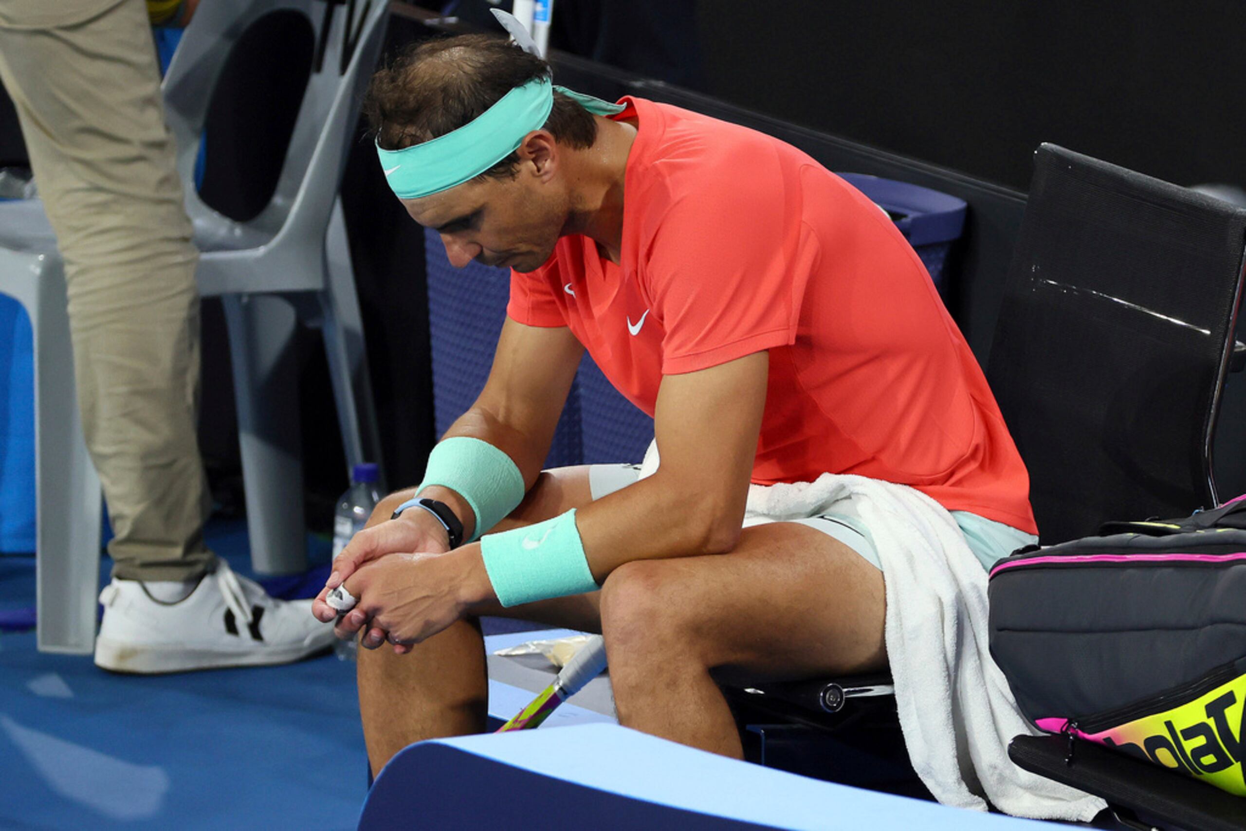 Rafael Nadal luce preocupado entre juegos en su partido de cuartos de final frente a Jordan Thompson.