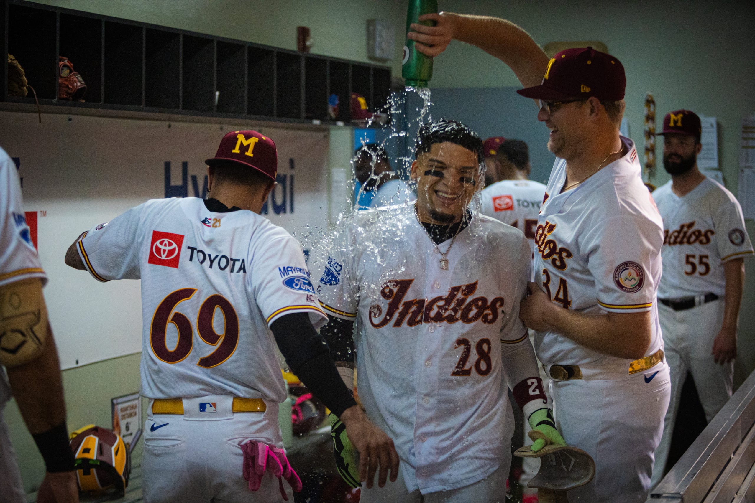 Isan Díaz festeja en el dugout de los Indios luego de su grand slam ganador en la novena entrada.