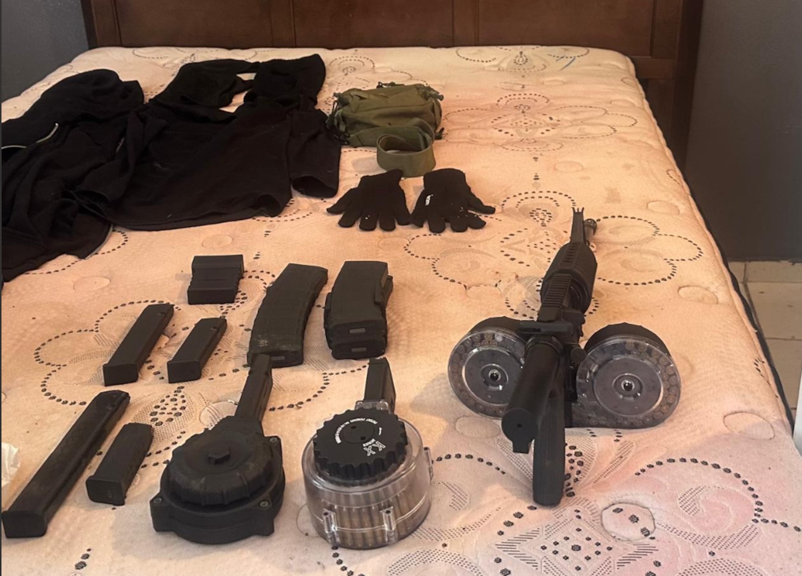 Durante el allanamiento, se ocuparon dos rifles calibre .223 y dos pistolas calibre .40, ambas modificadas para disparar en automático.