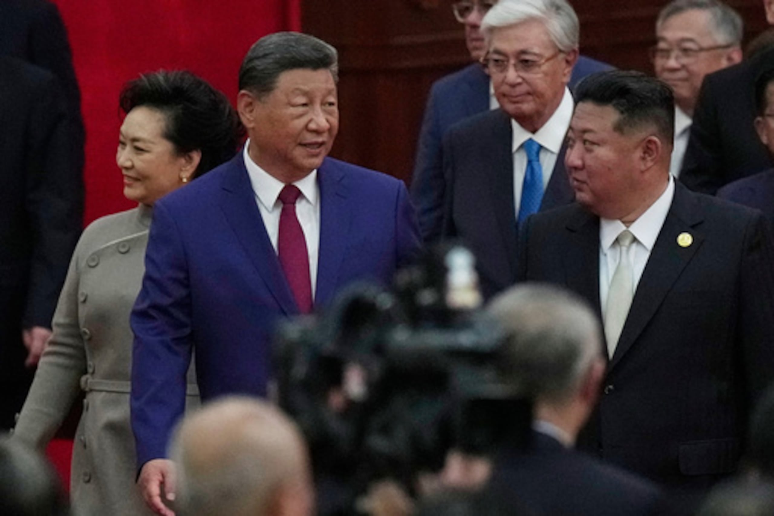 ARCHIVO - El presidente chino Xi Jinping camina con el líder norcoreano Kim Jong Un, a la derecha, hacia una recepción tras un desfile militar para conmemorar el 80 aniversario de la rendición de Japón en la Segunda Guerra Mundial, celebrado frente a la Puerta de Tiananmen en Pekín, el miércoles 3 de septiembre de 2025. (AP Photo/Mahesh Kumar, Archivo)