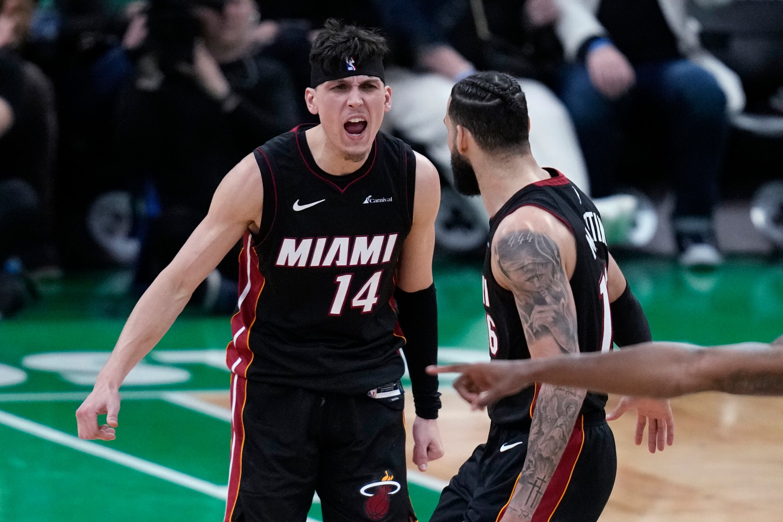 Tyler Herro, del Heat de Miami, festeja con Caleb Marin hacia el final del segundo partido de la serie de playoffs ante los Celtics de Boston.
