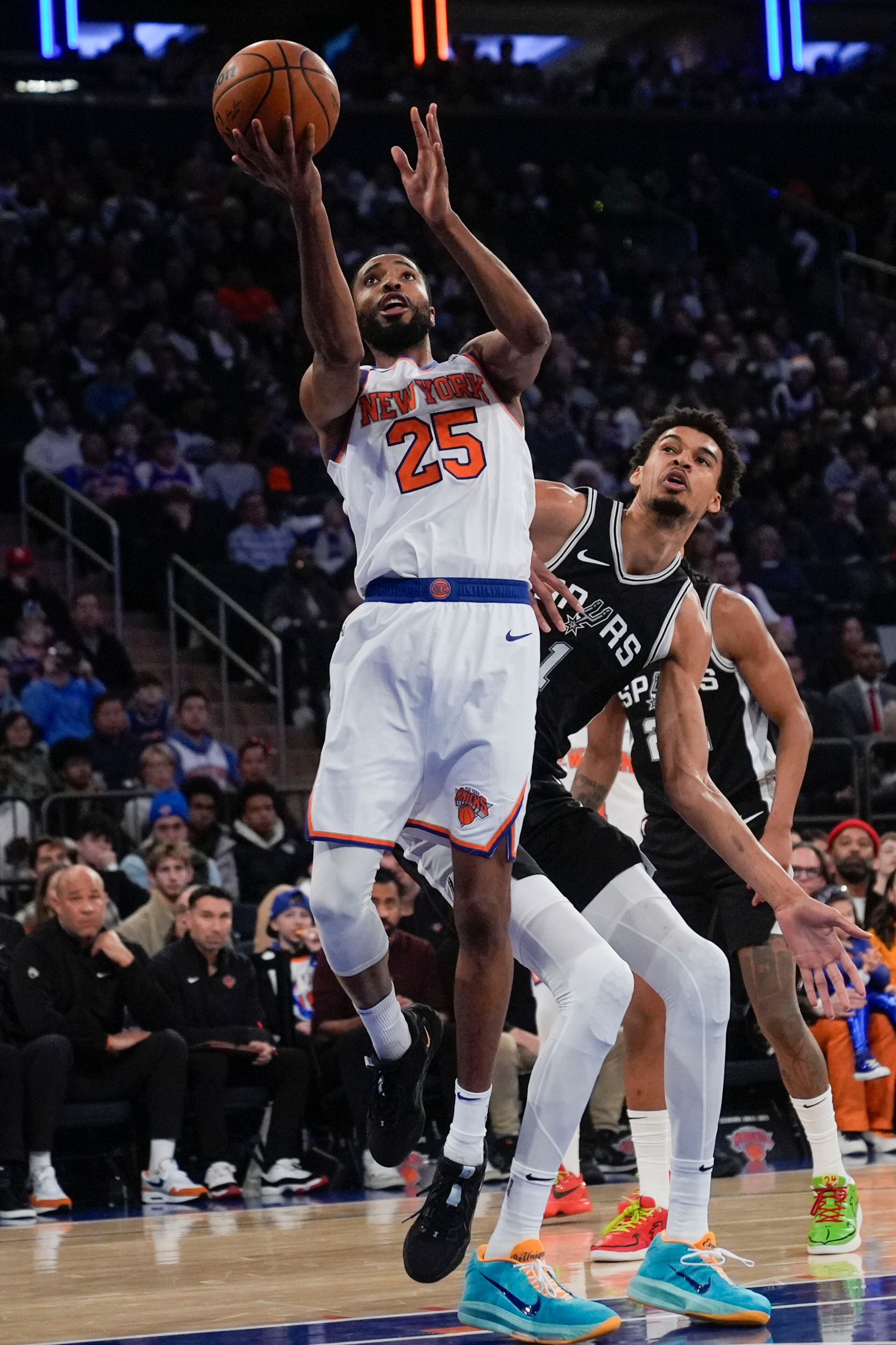 Mikal Bridges, de los Knicks, ataca el canasto ante Victor Wembanyama, de los Spurs de San Antonio, durante la jornada navideña de la NBA.