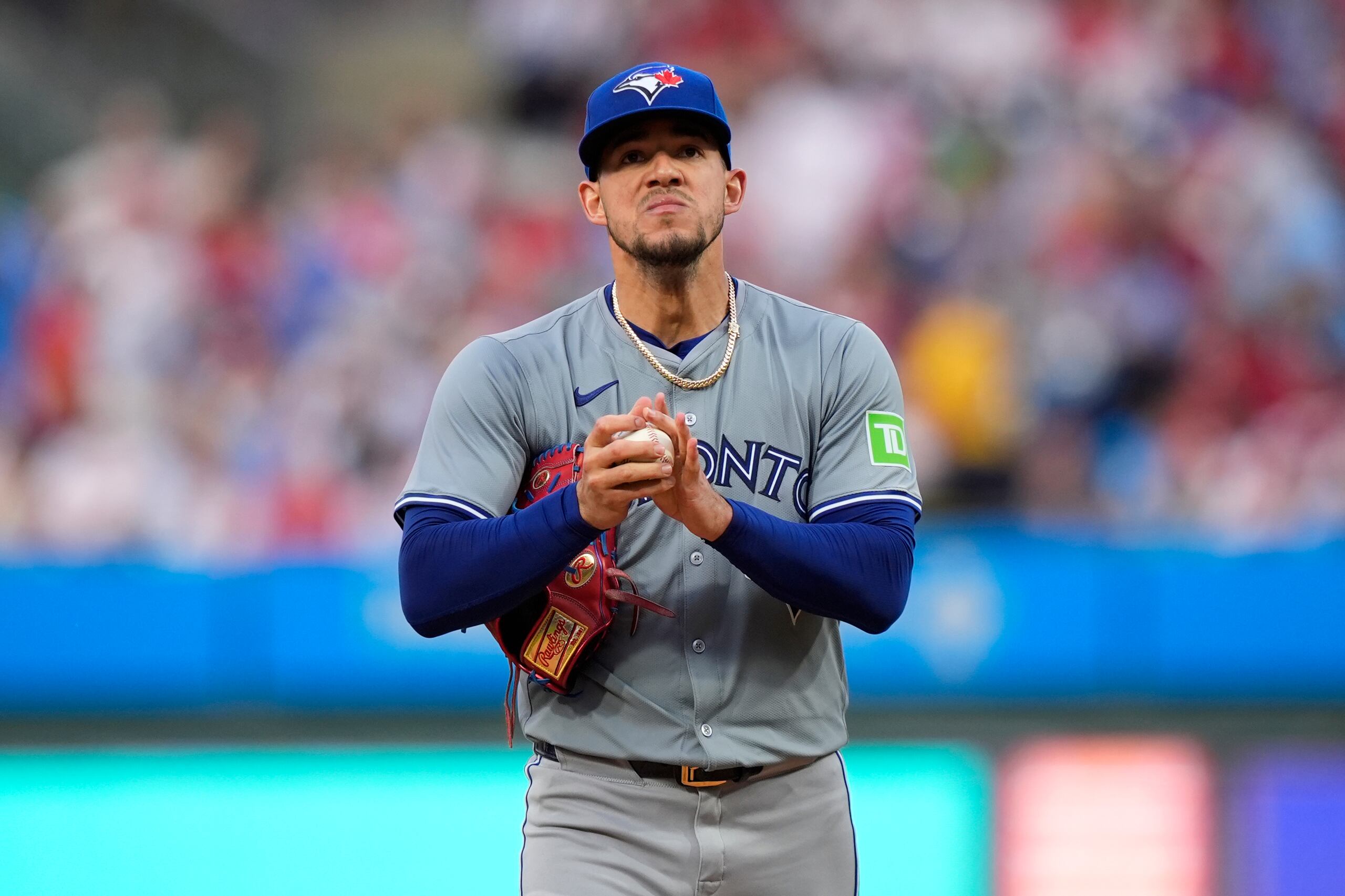 El lanzador boricua Jose Berrios, de los Blue Jays de Toronto, tras permitir a Kody Clemens, de los Phillies de Filadelfia, conectar el martes un cuadrangular de dos carreras.