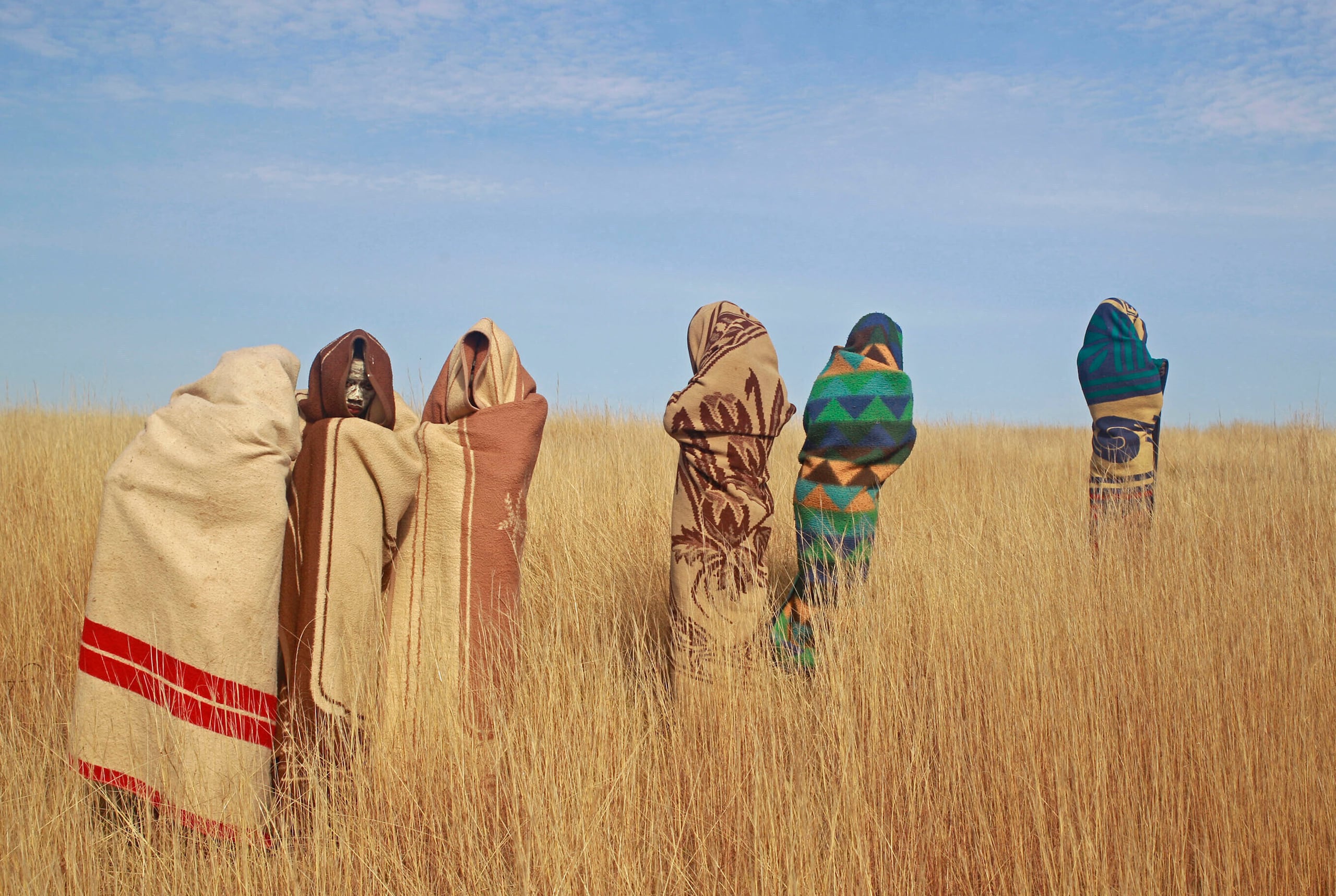 Jóvenes de la etnia sudafricana xhosa se encuentran en un campo durante ceremonias tradicionales de circuncisión masculina xhosa, en Qunu, Sudáfrica, el 30 de junio de 2013. (AP Photo/Schalk van Zuydam, Archivo)