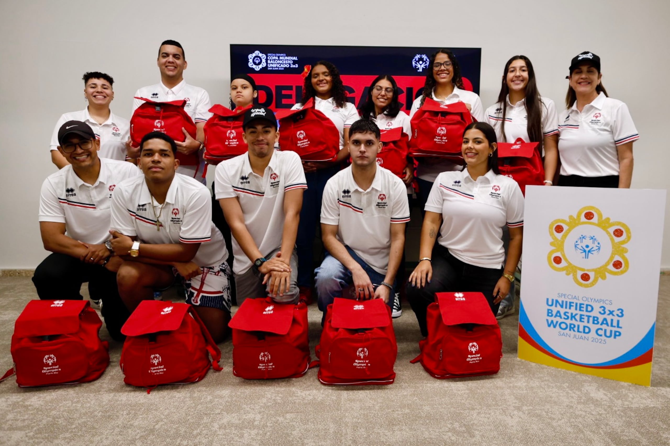 Equipos de Puerto Rico con sus uniformes y mochilas para la primera Copa Mundial 3x3 de Olimpiadas Especiales.