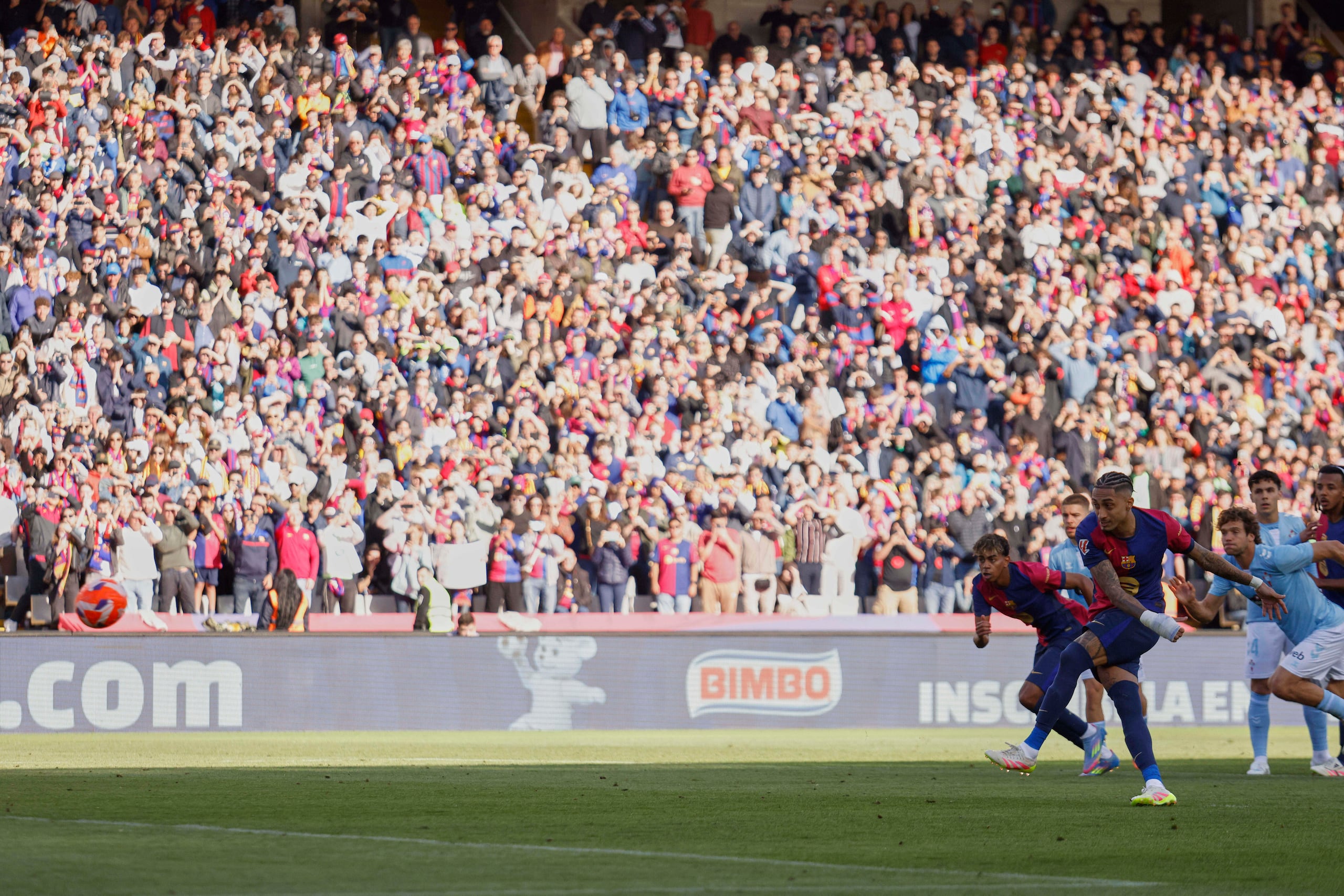 Raphinha ejecuta un penal para el Barcelona en el partido de la Liga de España contra Celta de Vigo en el estadio Lluis Companys, el 19 de abril de 2025. (AP Foto/Joan Monfort)