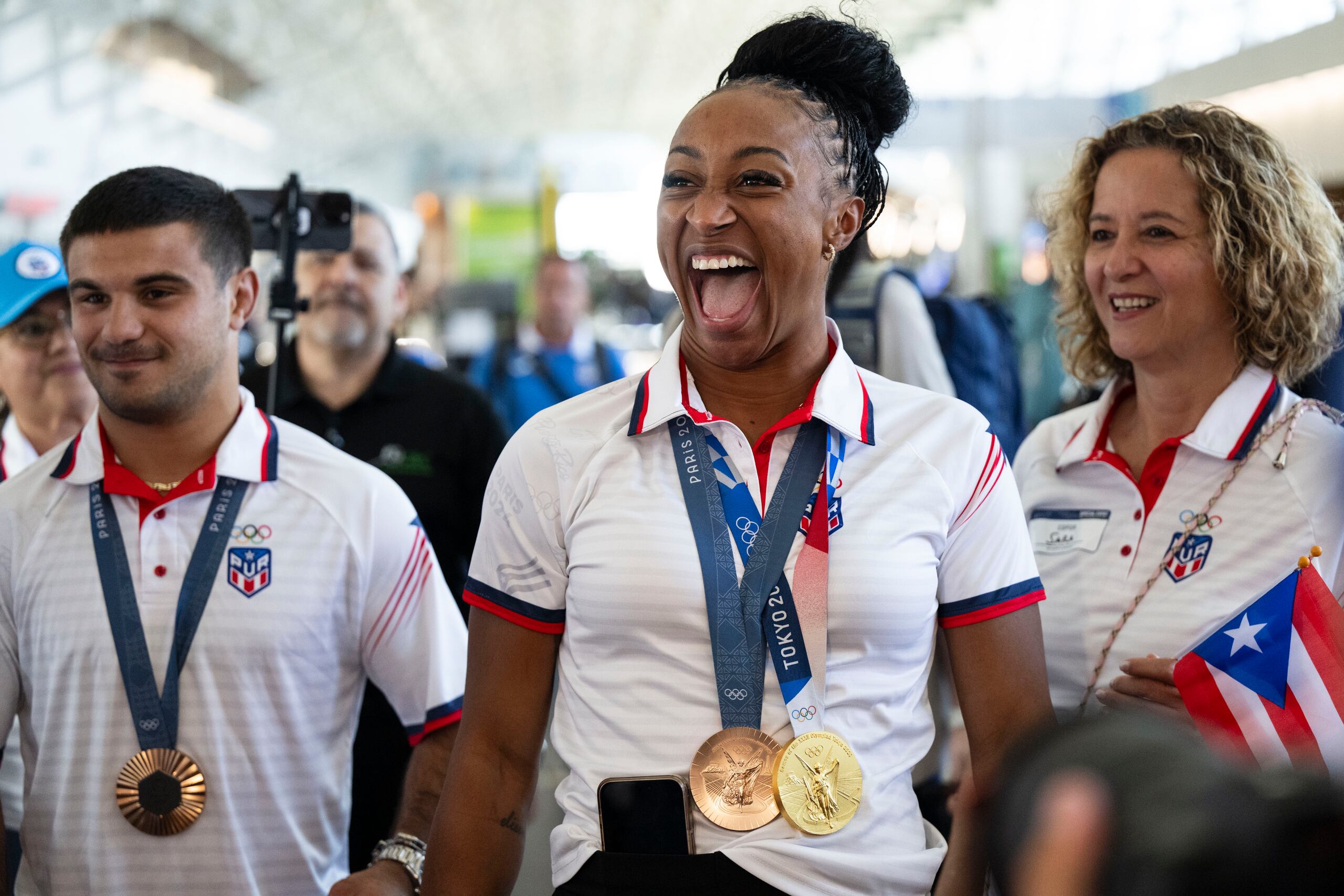 Jasmine Camacho Quinn es todo sonrisas durante su llegada a Puerto Rico hoy miércoles.