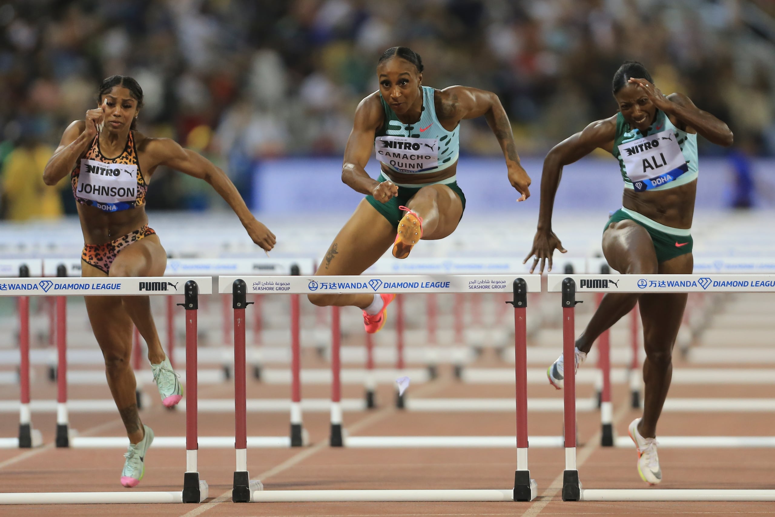 Jasmine Camacho Quinn, al centro, tendrá una dura competencia en Budapest. Entre ellas están Alaysha Johnson y Nia Ali, ambas de Estados Unidos, y quienes aparecen aquí en una previa contienda.