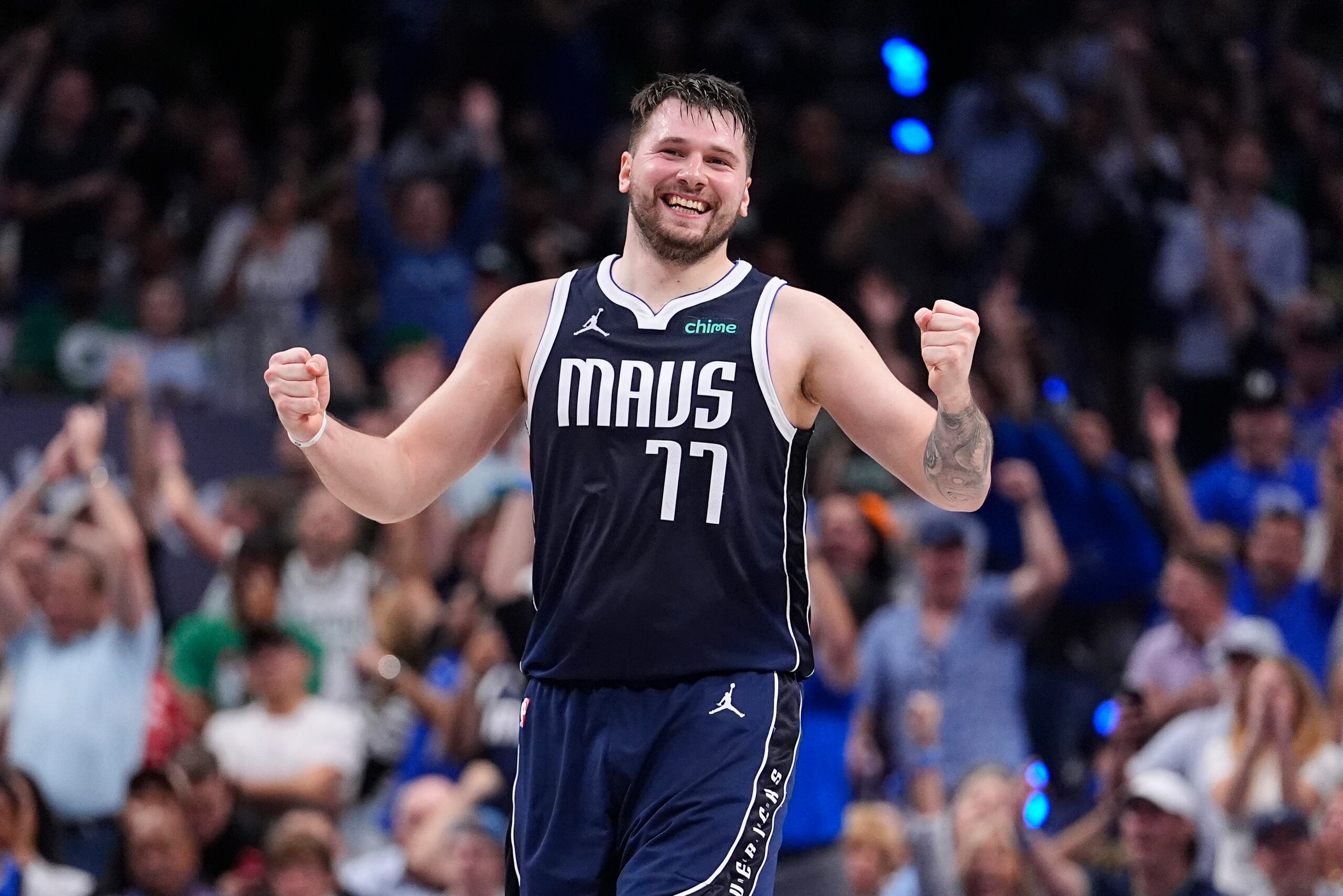 El esloveno Luka Doncic, base de los Mavericks de Dallas, festeja una jugada en el cuarto partido de las Finales de la NBA frente a los Celtics de Boston.