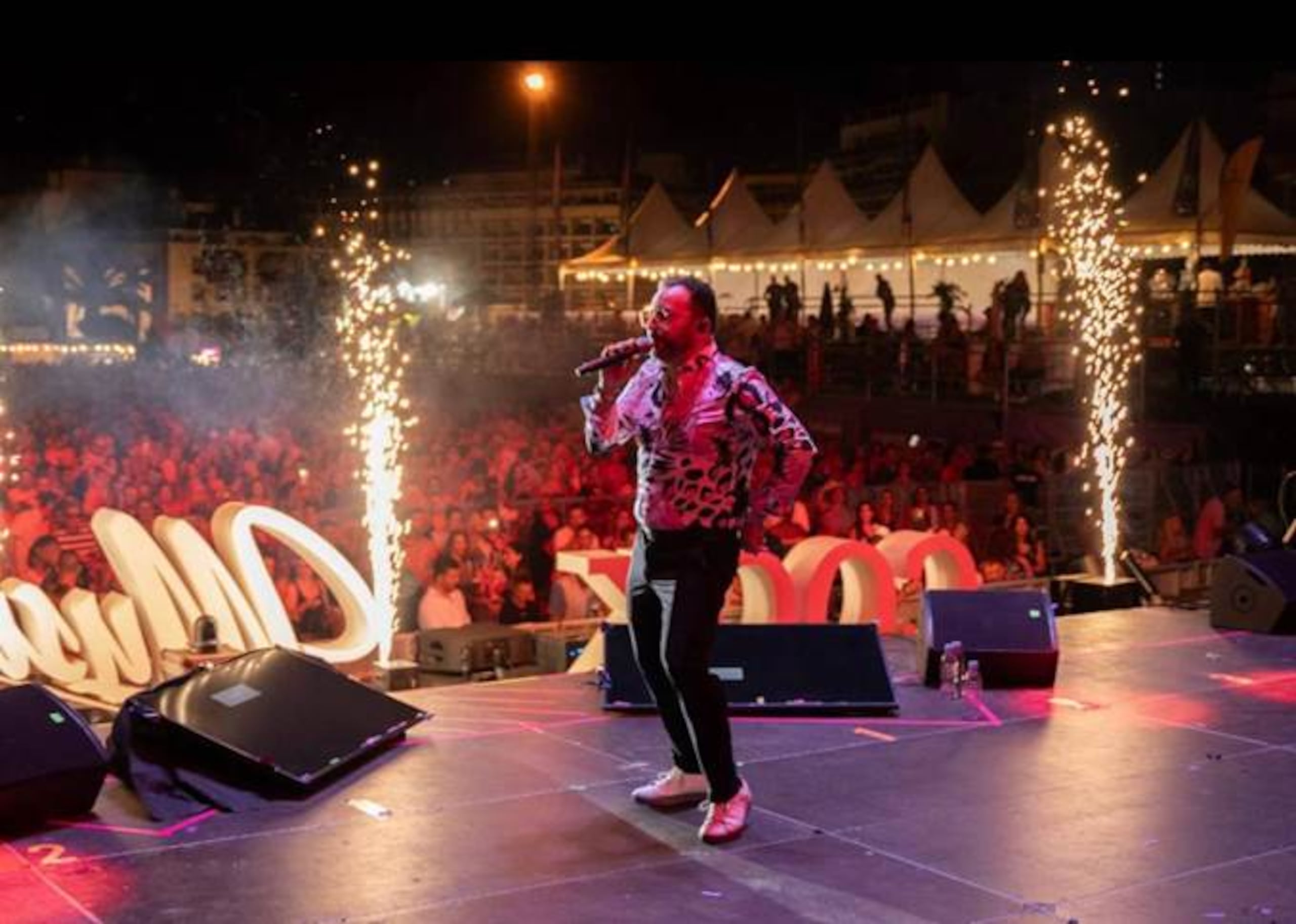 El merenguero puso a bailar a los sobre 20 mil asistentes a la última noche del festival.