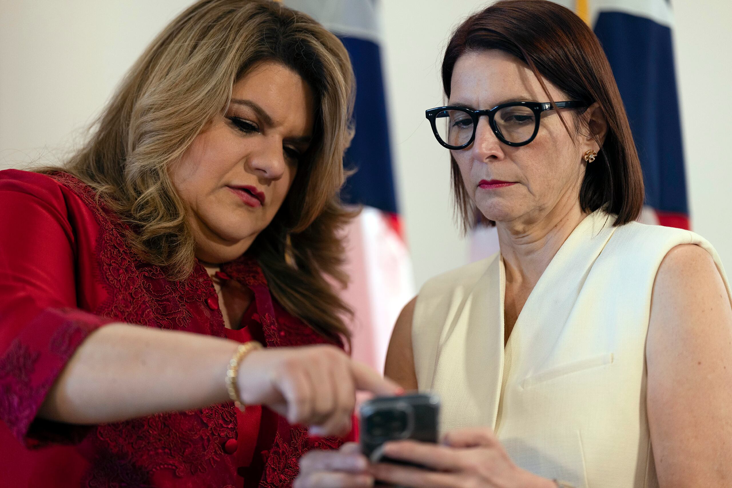 A pesar de contar con el respaldo total de la gobernadora Jenniffer González (izquierda), Verónica Ferraiuoli (derecha) no contaba con los votos suficientes en el Senado para su confirmación.