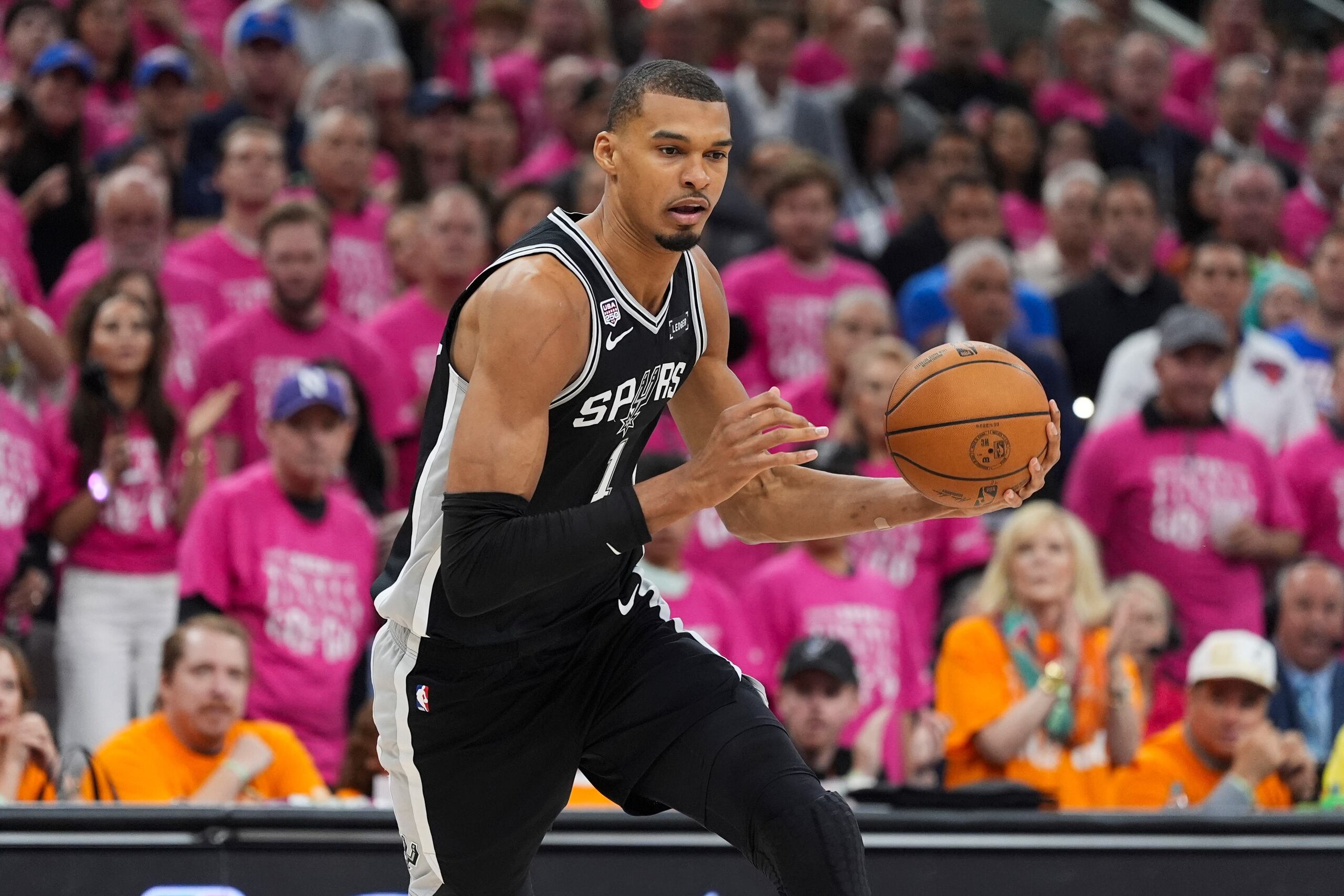 Victor Wembanyama, Spurs de San Antonio, avanza hacia el canasto durante el primer juego de la Final de la NBA.