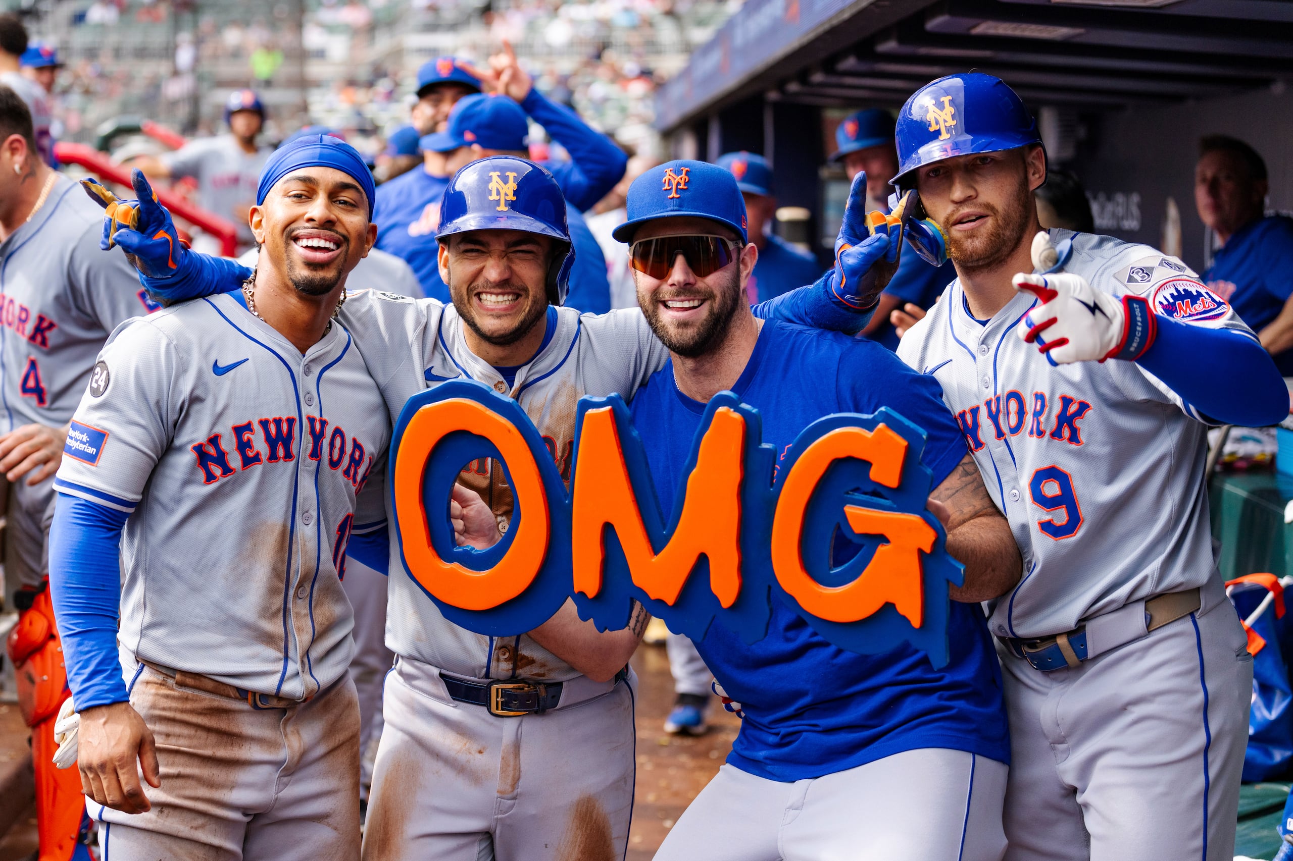 Francisco Lindor, José Iglesias, David Peterson y Brandon Nimmo celebran en el dugout después de tomar la delantera en la octava entrada de un juego de béisbol contra los Braves de Atlanta, el lunes 30 de septiembre de 2024, en Atlanta.