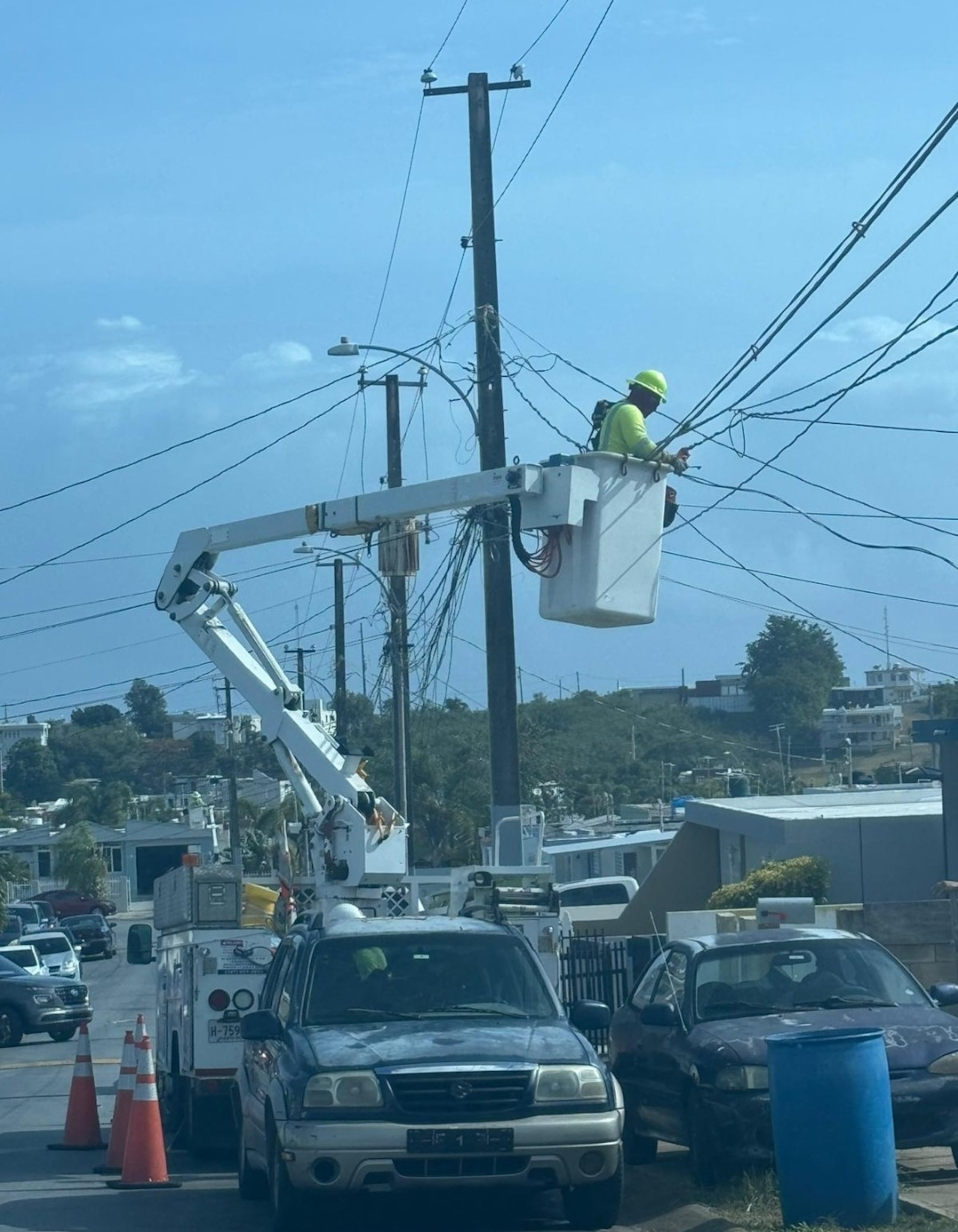 Policía ofrecieron escolta al personal de la compañía LUMA Energy, mientras ejecutaban un plan para desconectar el servicio por hurto de energía eléctrica.
