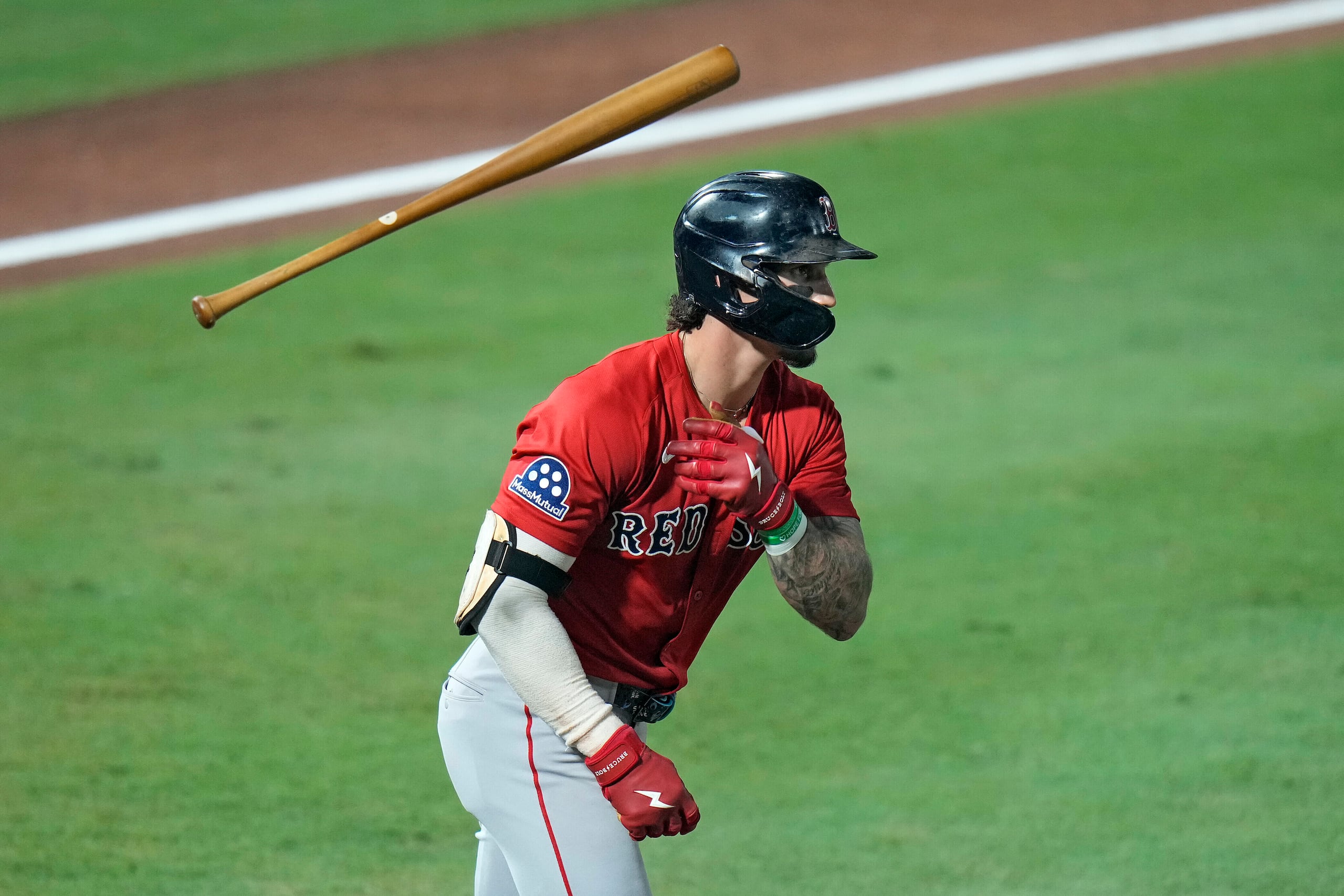 El mexicano Jarren Durán, de los Red Sox de Bopston, arroja su bate luego de conectar un jonrón de dos carreras frente a los Rays de Tampa Bay.
