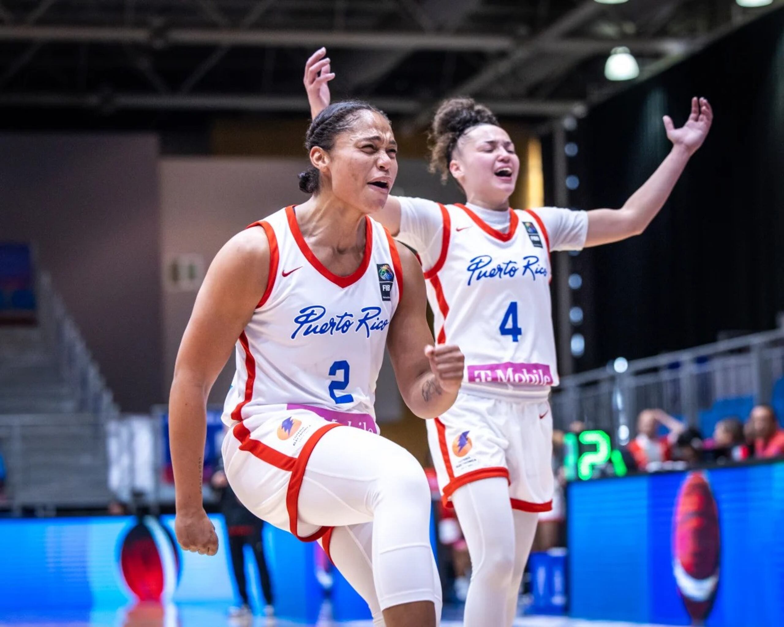 Brianna Jones (2) reacciona a un 'canasto y falta' durante el juego ante Costa Rica este jueves.