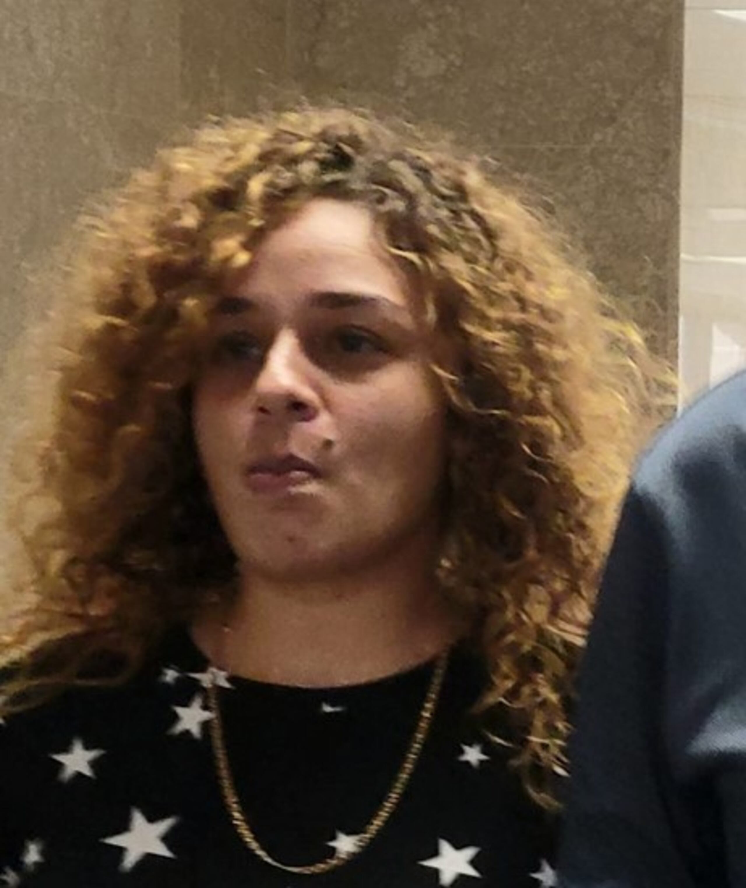 Liz Annette Rodríguez González, quien enfrenta tres cargos de maltrato contra su hijastra, en hechos registrados en el pueblo de Lajas. Rodríguez González es pareja de Alexis Alicea Torres.