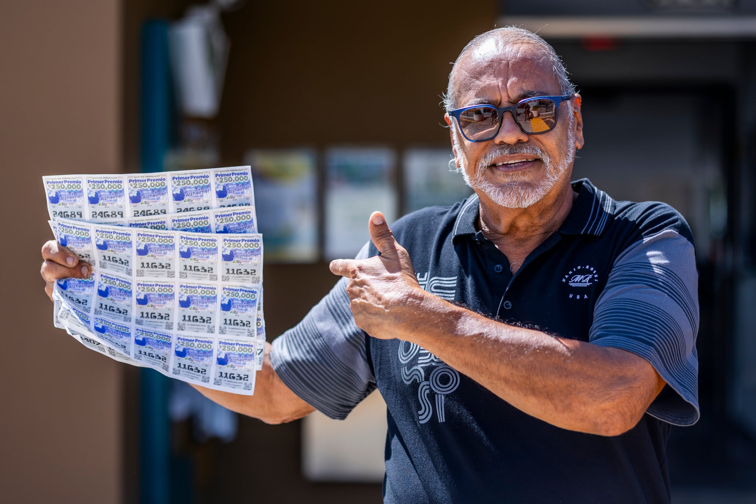 El billetero trabaja todos los días, de lunes a domingo, entre la Cooperativa de Ahorro y Crédito del Valenciano y el supermercado Ralph’s, en Juncos.