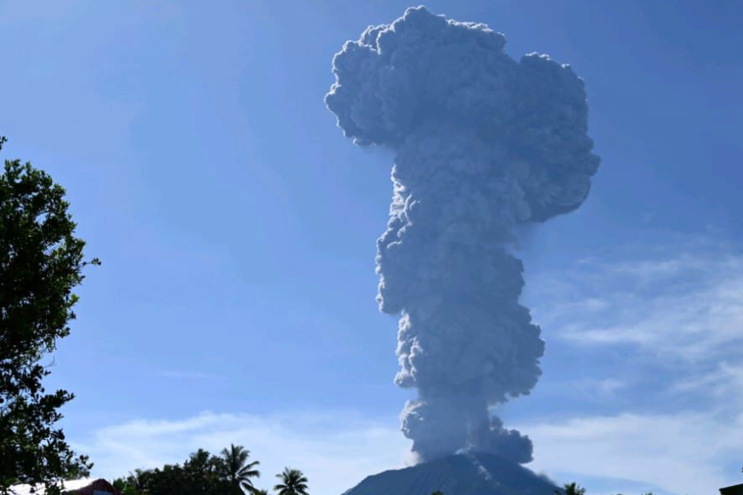 Indonesia alberga más de 400 volcanes, de los que al menos 129 continúan activos y 65 están calificados de peligrosos.