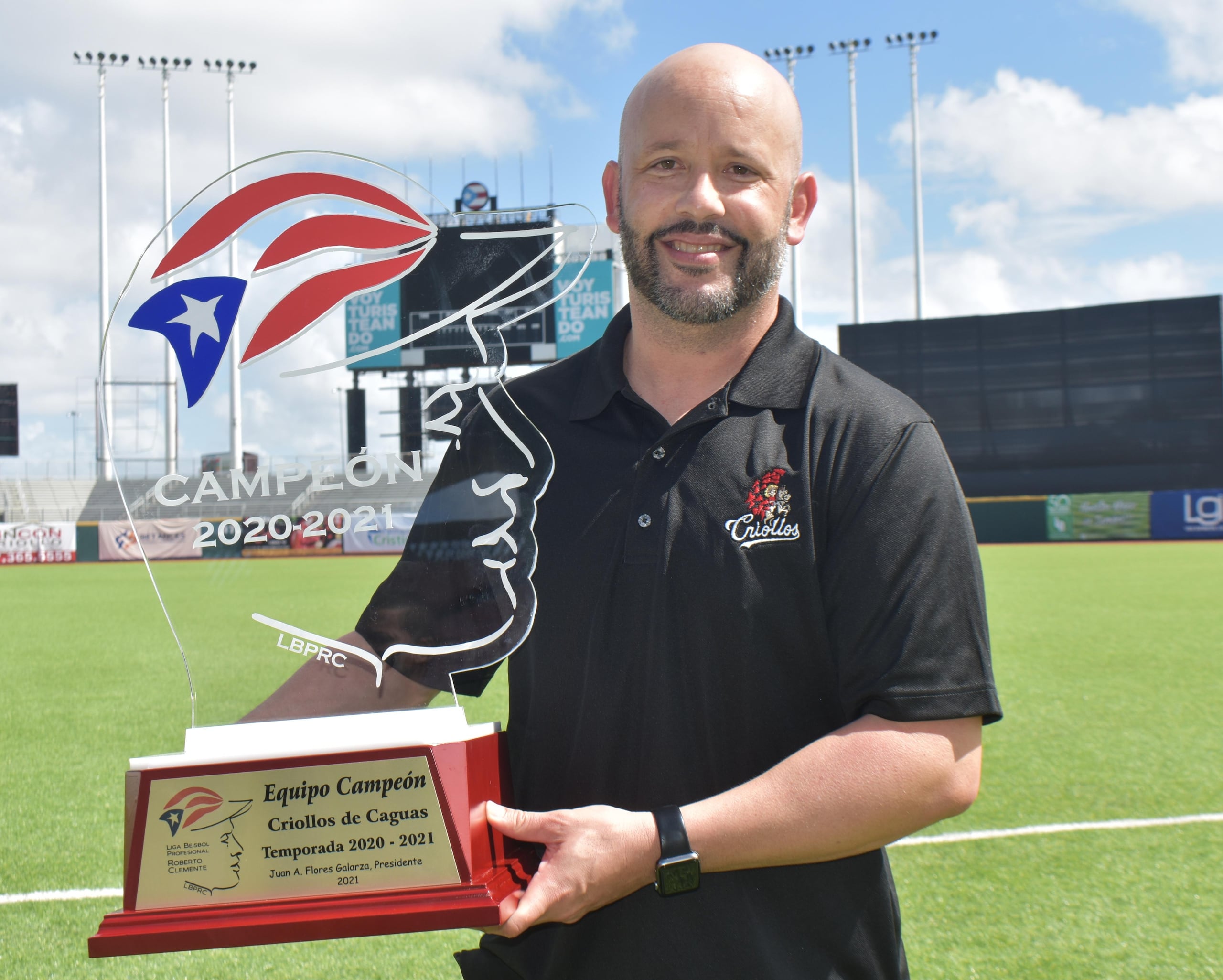 Jesús "Motorita" Feliciano aparece aquí con el trofeo de campeón de la temporada del 2020-21.